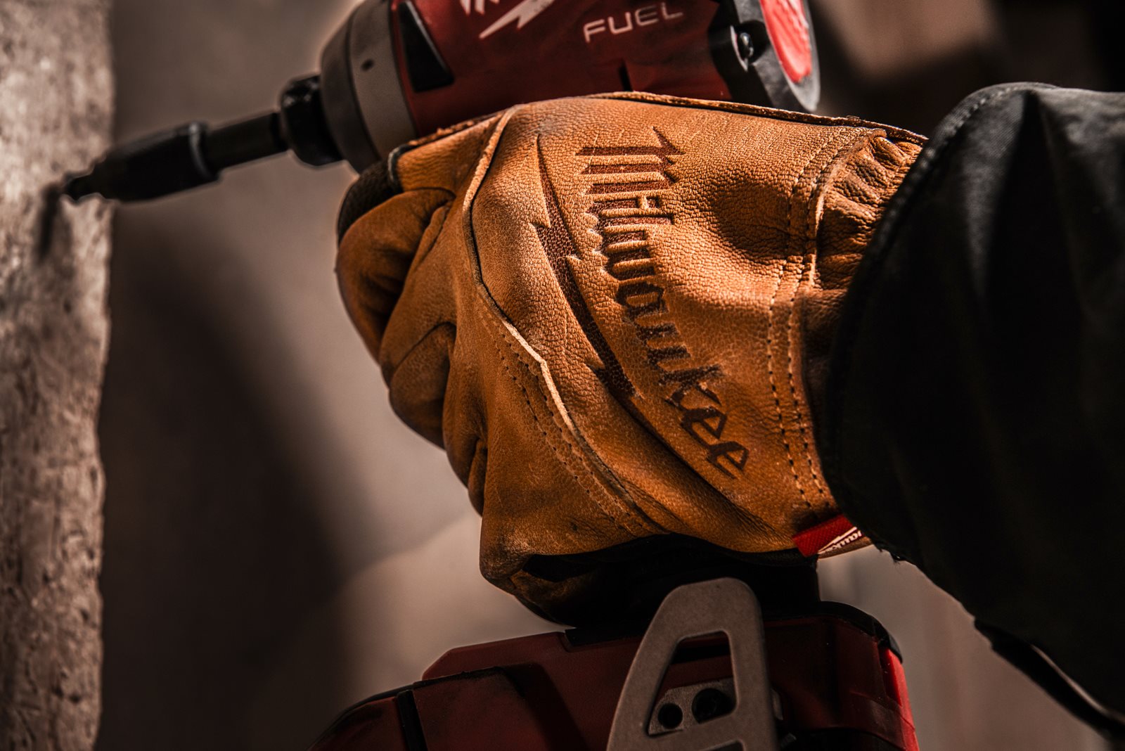 Mănuși de protecție din piele 1pc Milwaukee 4932478123 - in utilizare 1