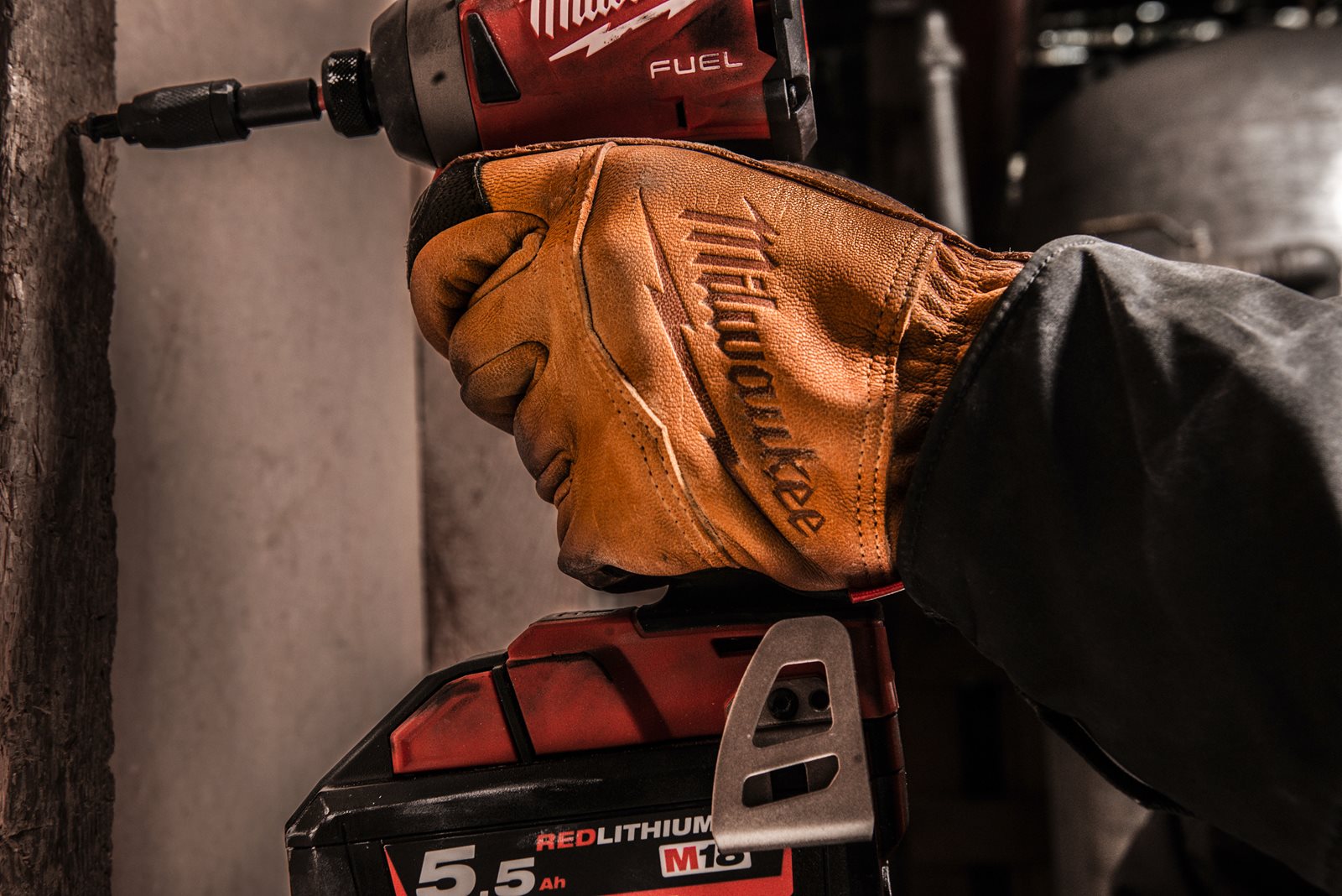 Mănuși de protecție din piele 1pc Milwaukee 4932478123 - in utilizare 2