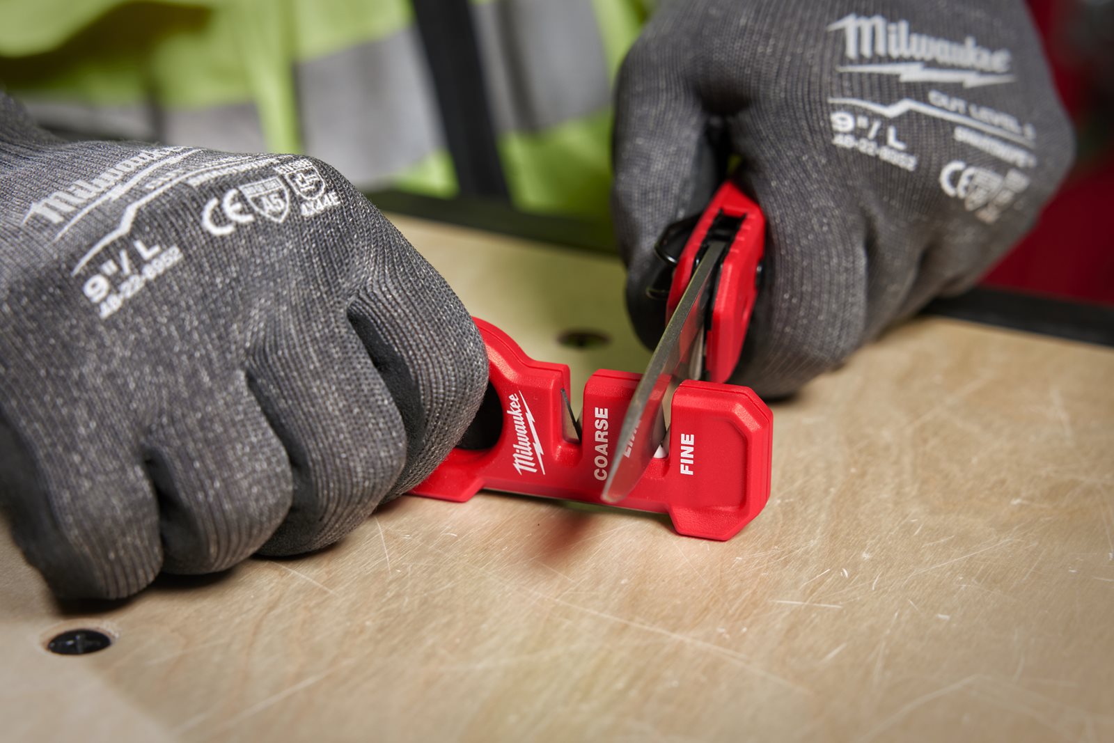 Ascuțitor compact de cuțite Milwaukee - in utilizare 2