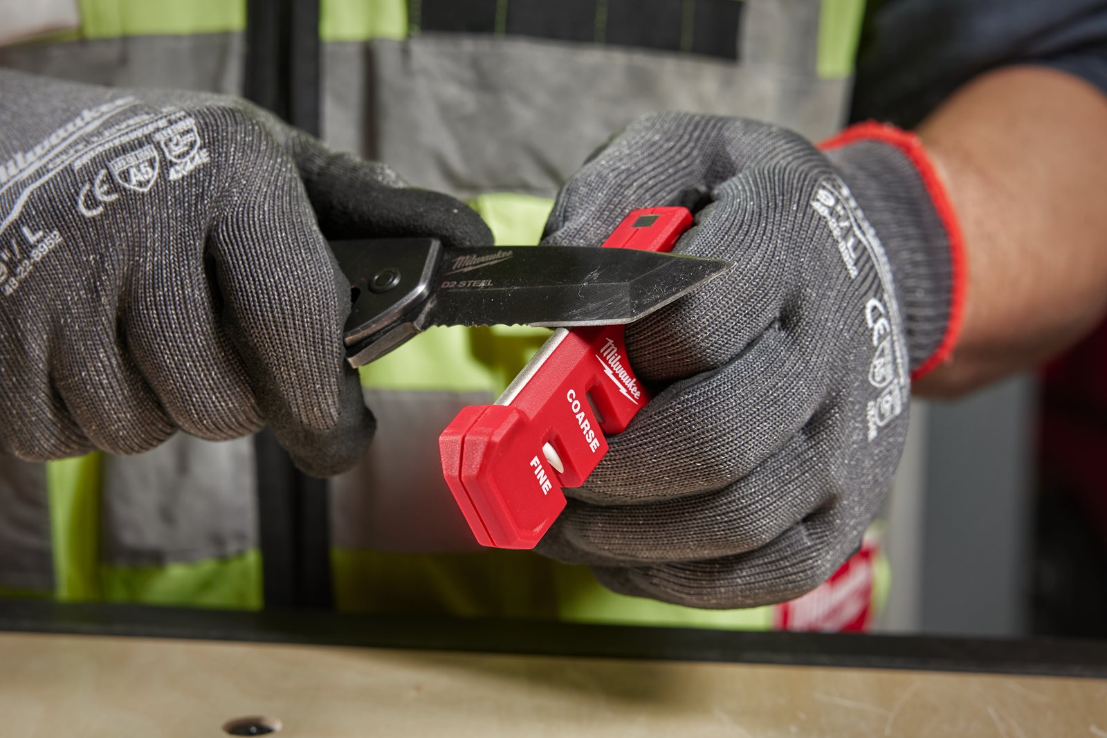 Ascuțitor compact de cuțite Milwaukee - in utilizare 3