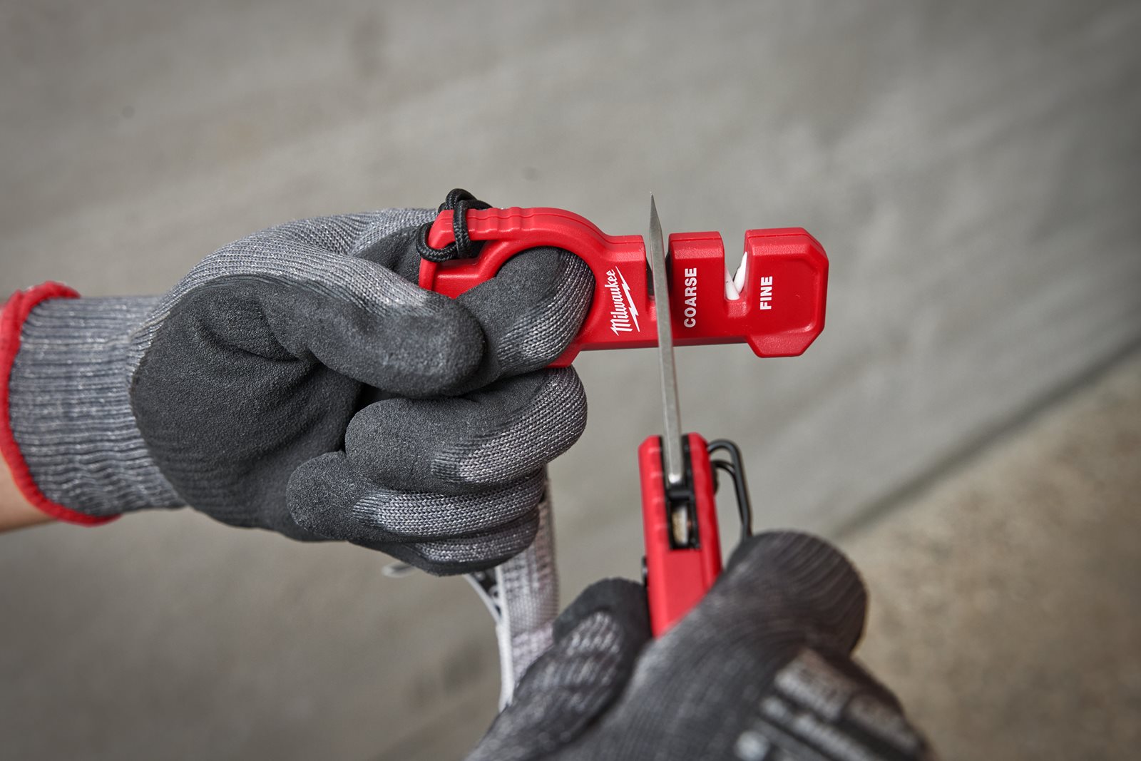 Ascuțitor compact de cuțite Milwaukee - in utilizare 4