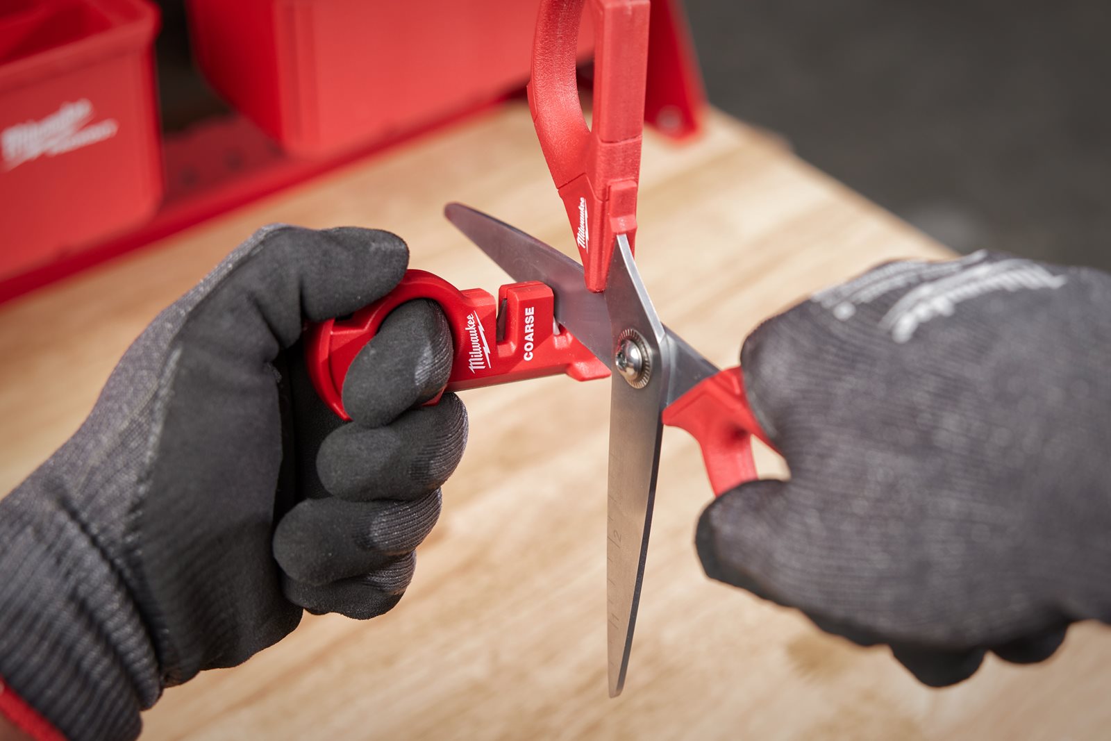 Ascuțitor compact de cuțite Milwaukee - in utilizare 5