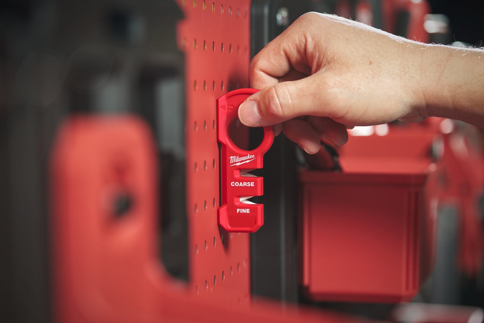 Ascuțitor compact de cuțite Milwaukee - in utilizare 6