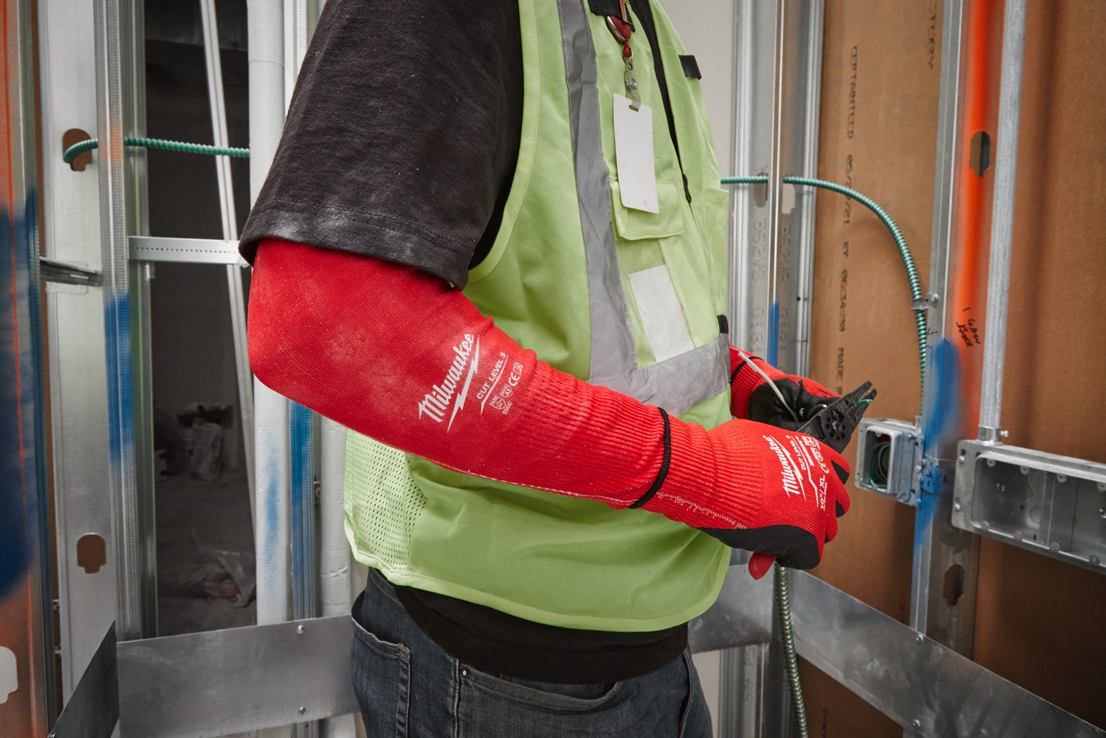 Mânecuțe, nivel de tăiere C 40cm Milwaukee - in utilizare 1