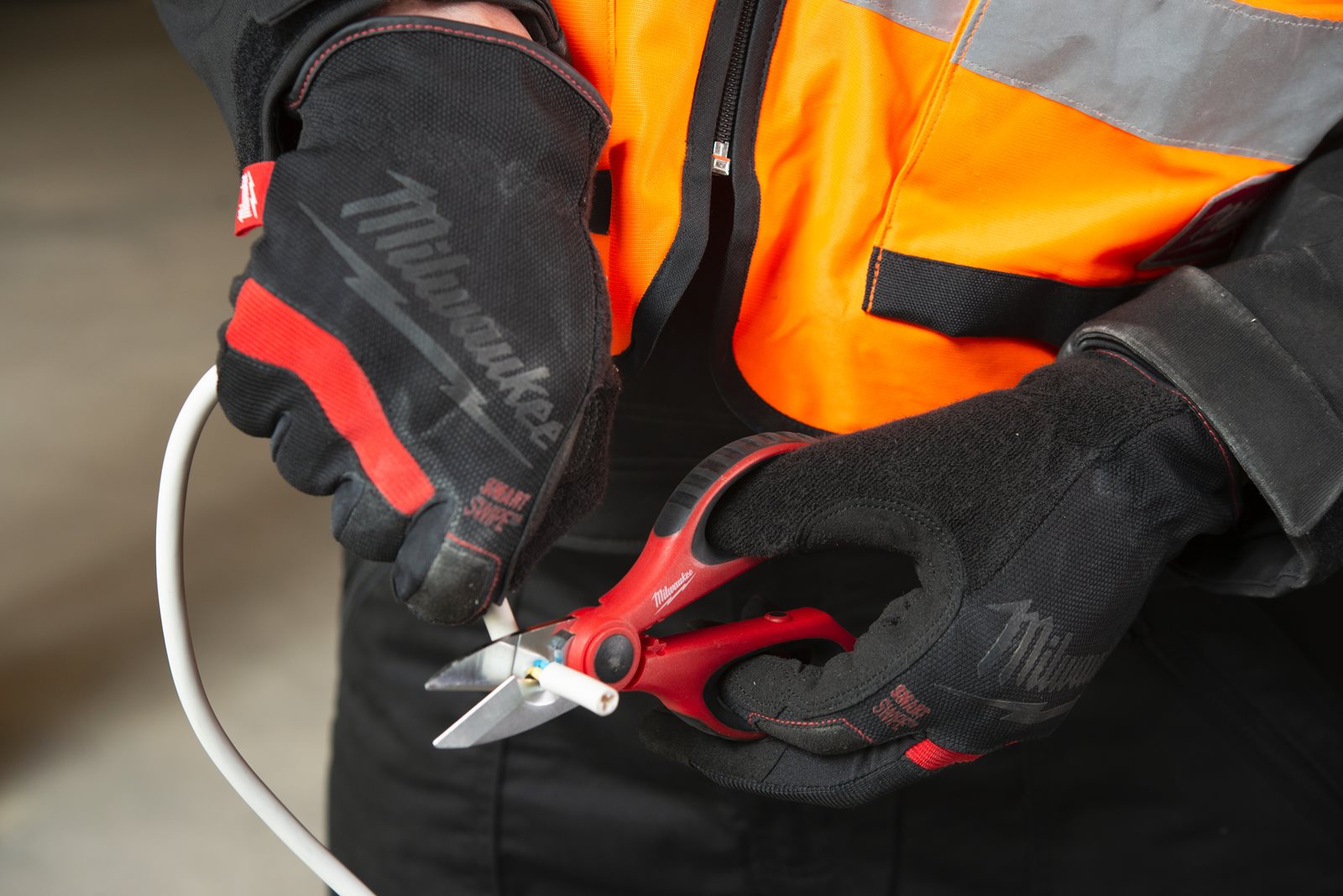 Foarfecă pentru electricieni Milwaukee - in utilizare 2