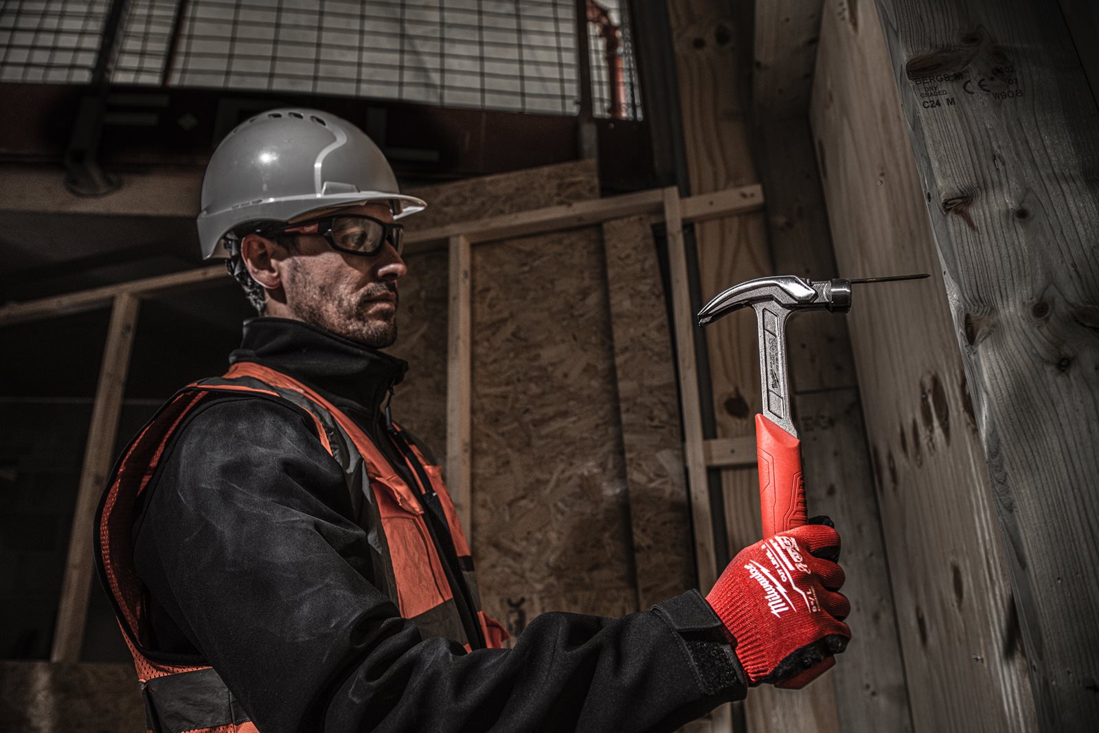Ciocan dulgher din oțel cu gheară curbată 450g Milwaukee - in utilizare 7