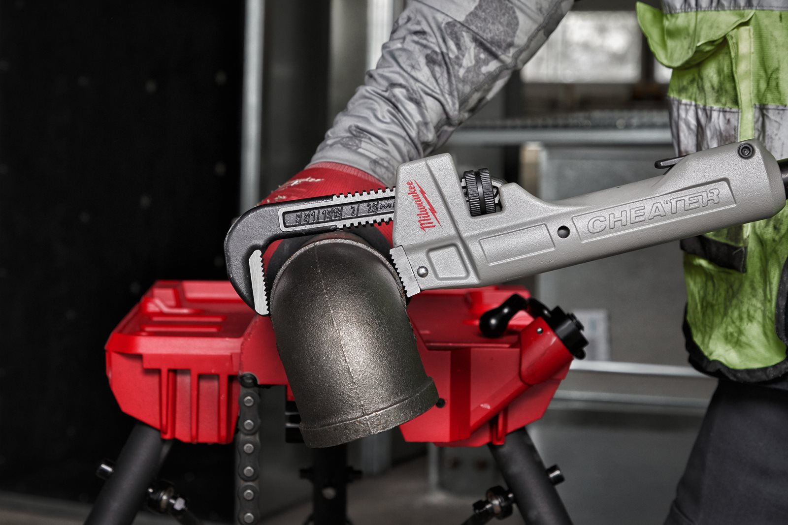 Cheie pentru țevi reglabilă din aluminiu Milwaukee - in utilizare 1