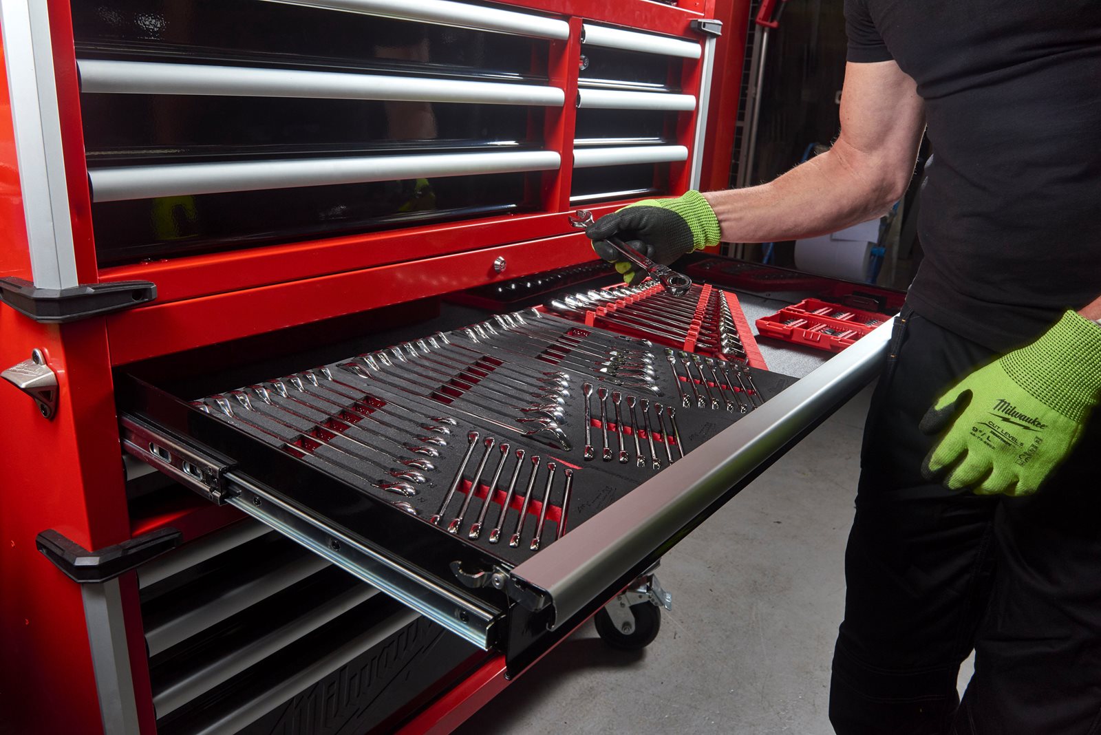 TOOLGUARD Dulap de scule mobil, cu 10 sertare, metalic, 117 cm Milwaukee SRC46-1 - in utilizare 13