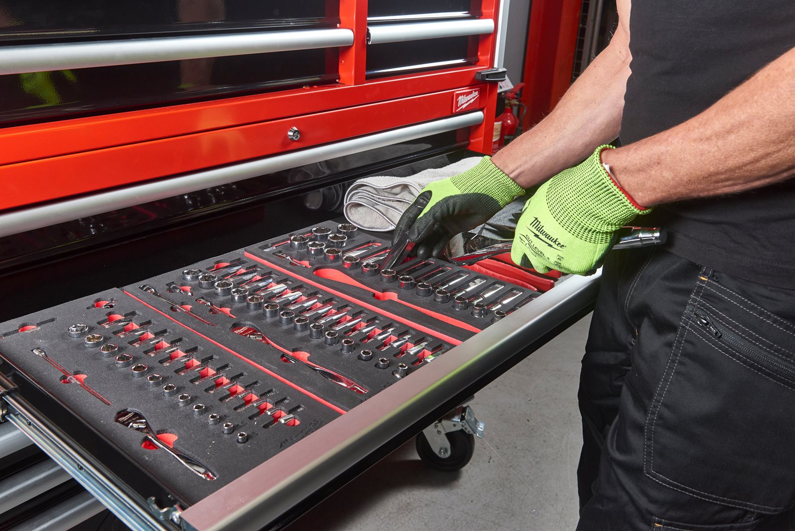 TOOLGUARD Dulap de scule mobil, cu 10 sertare, metalic, 117 cm Milwaukee SRC46-1 - in utilizare 19