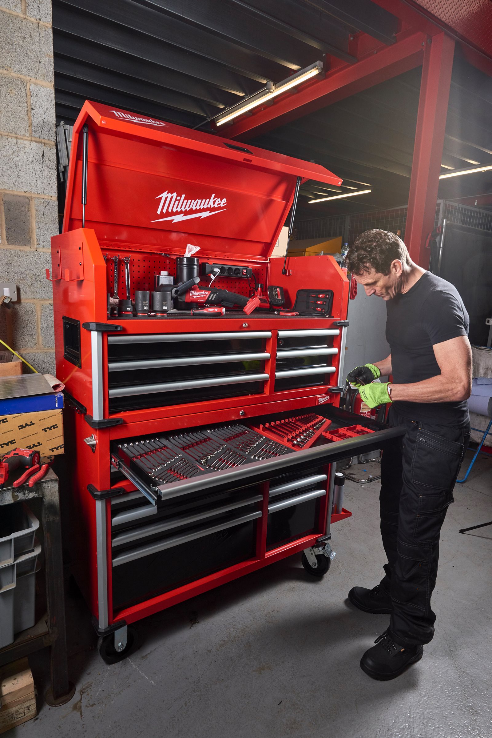 TOOLGUARD Dulap de scule mobil, cu 10 sertare, metalic, 117 cm Milwaukee SRC46-1 - in utilizare 4