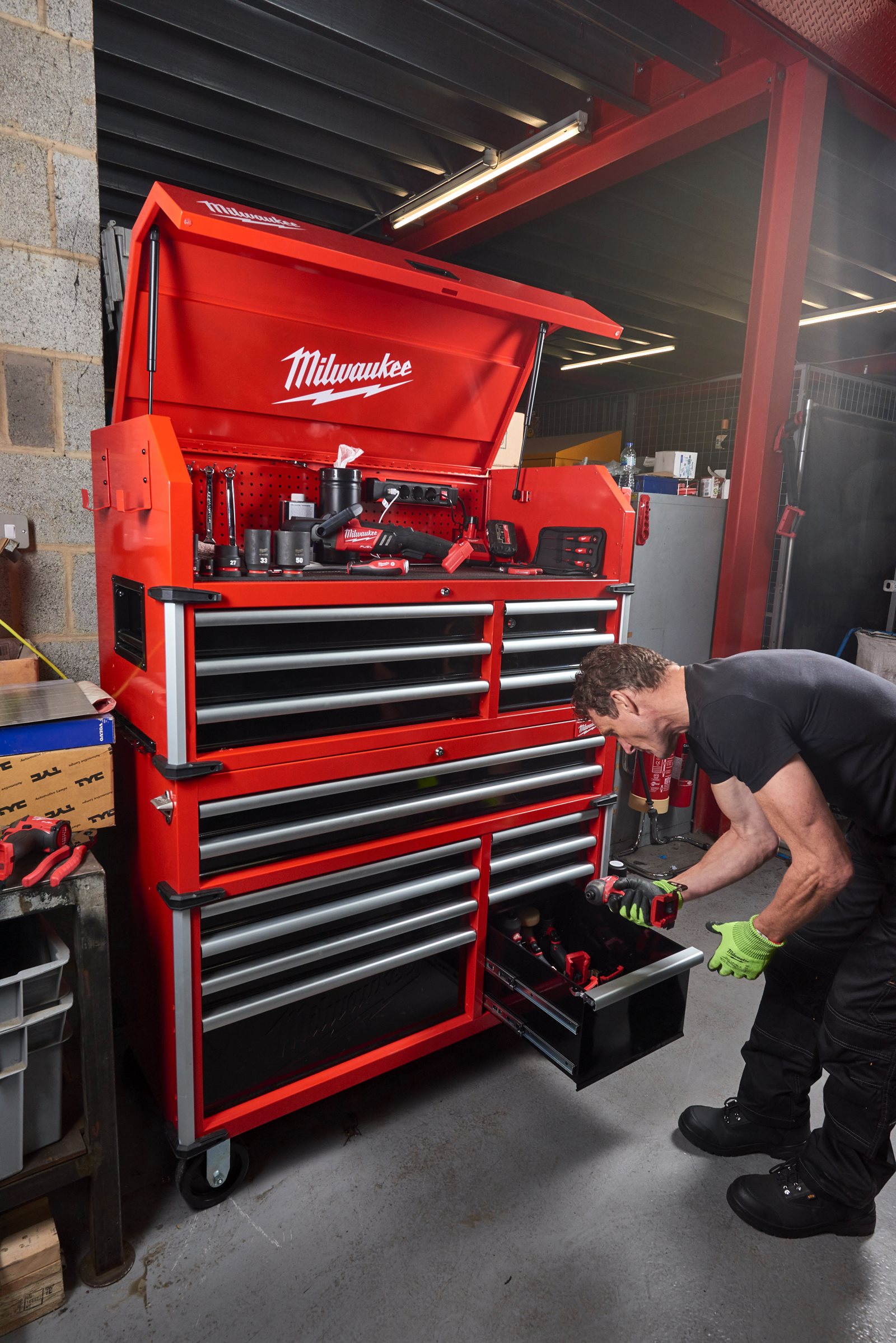 TOOLGUARD Dulap de scule mobil, cu 10 sertare, metalic, 117 cm Milwaukee SRC46-1 - in utilizare 6