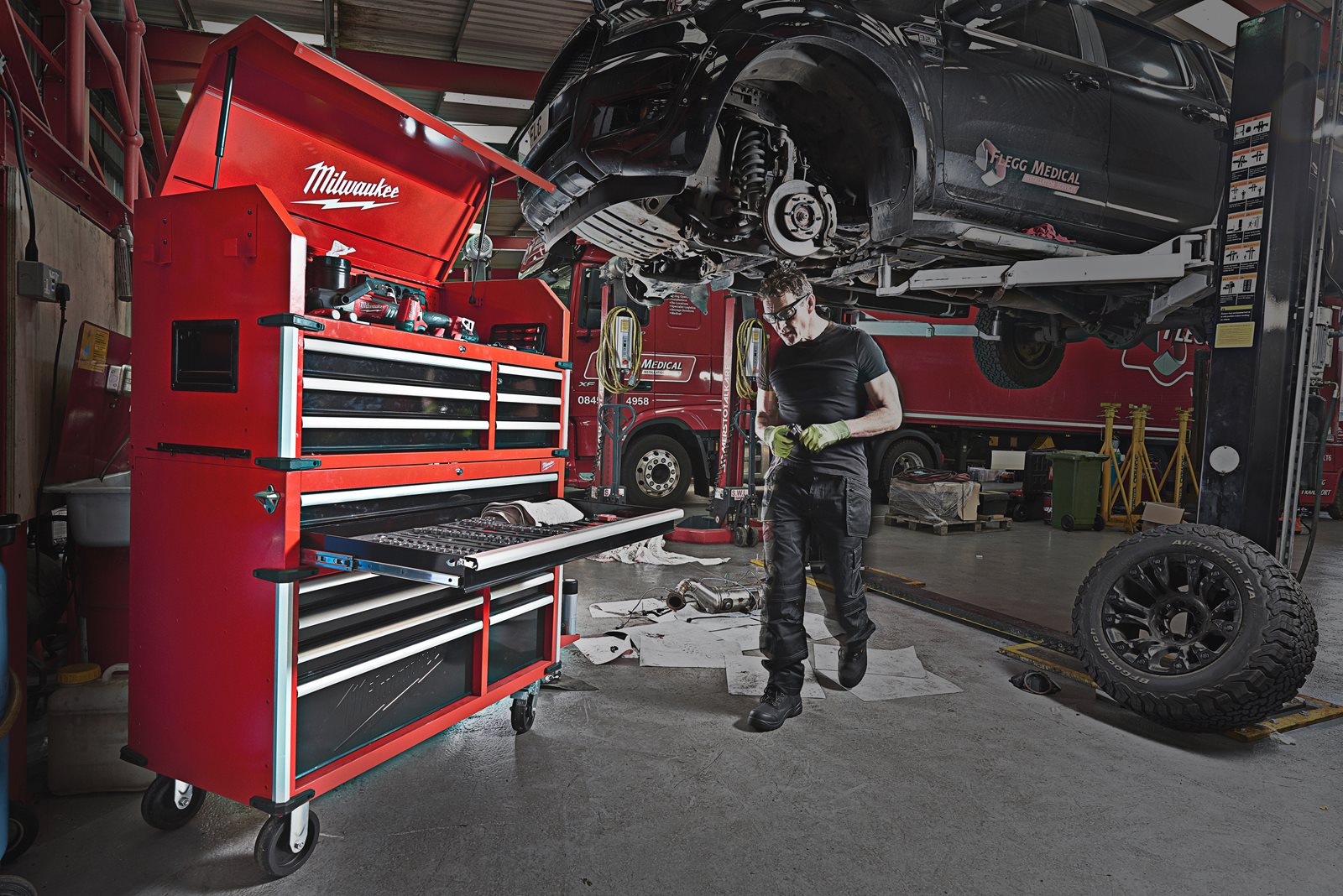 TOOLGUARD Dulap de scule, cu 6 sertare, metalic, 117 cm (modul suplimentar pentru cel mobil) Milwaukee STC46-1 - in utilizare 1