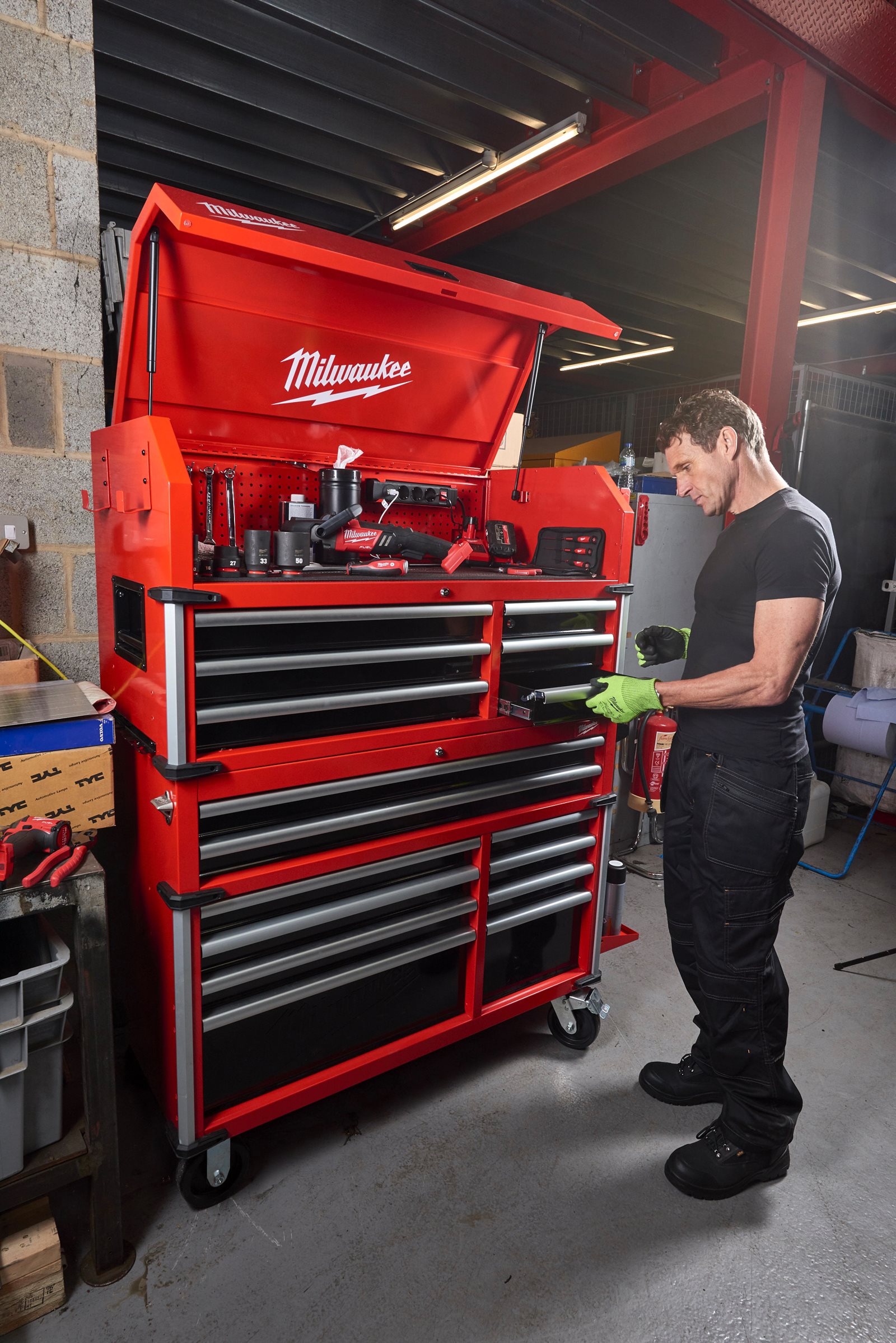 TOOLGUARD Dulap de scule, cu 6 sertare, metalic, 117 cm (modul suplimentar pentru cel mobil) Milwaukee STC46-1 - in utilizare 2