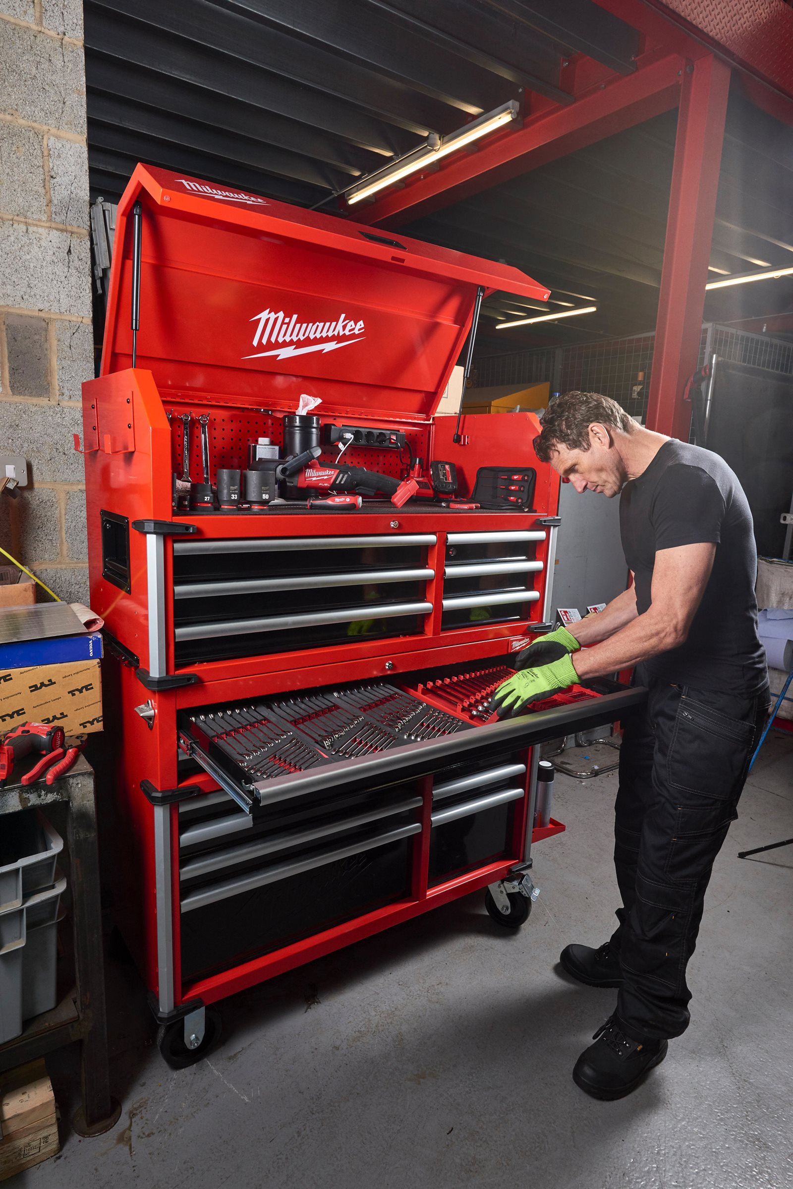 TOOLGUARD Dulap de scule, cu 6 sertare, metalic, 117 cm (modul suplimentar pentru cel mobil) Milwaukee STC46-1 - in utilizare 3