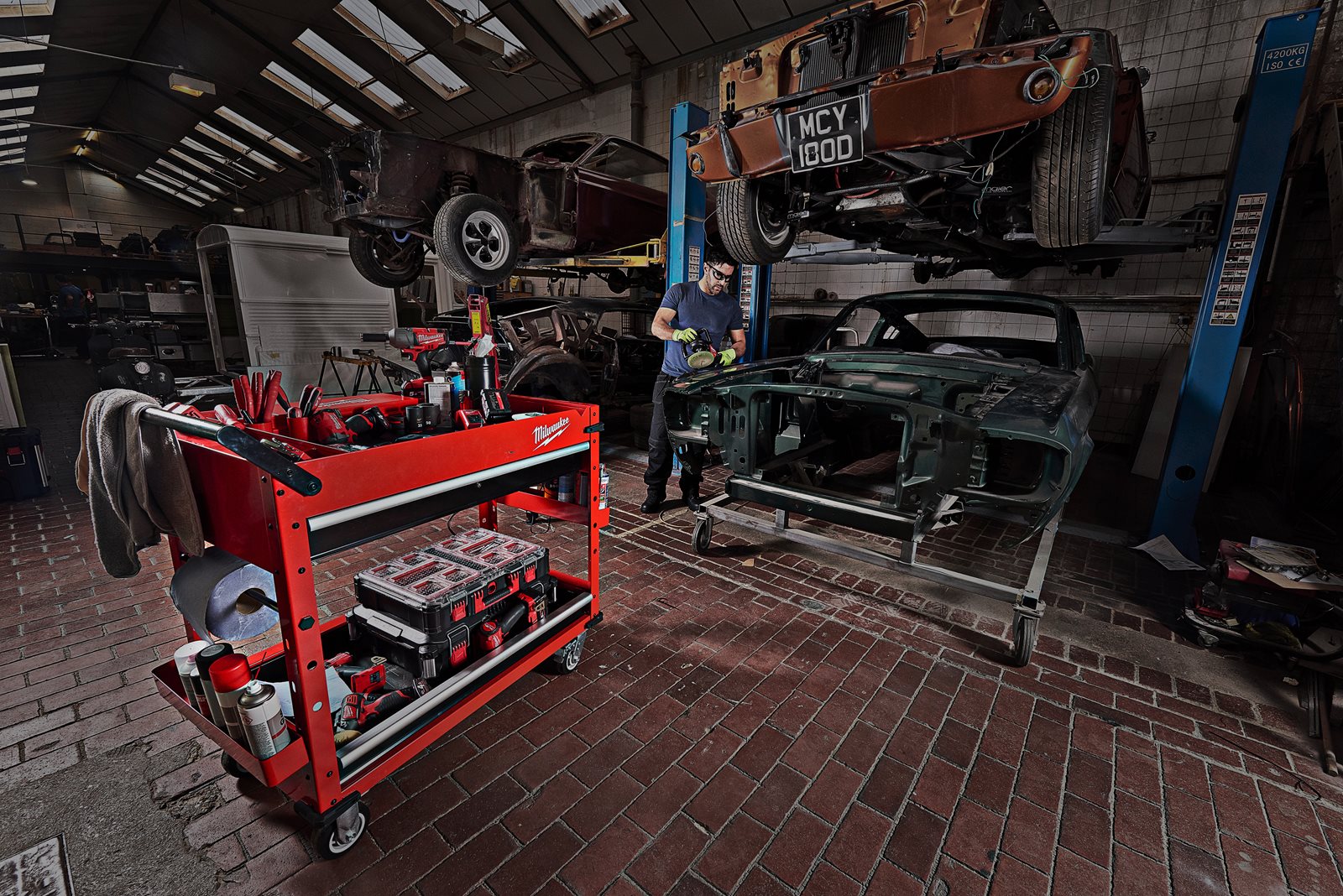 TOOLGUARD Cărucior mobil de scule, metalic 102 cm Milwaukee SWC40-1 - in utilizare 1
