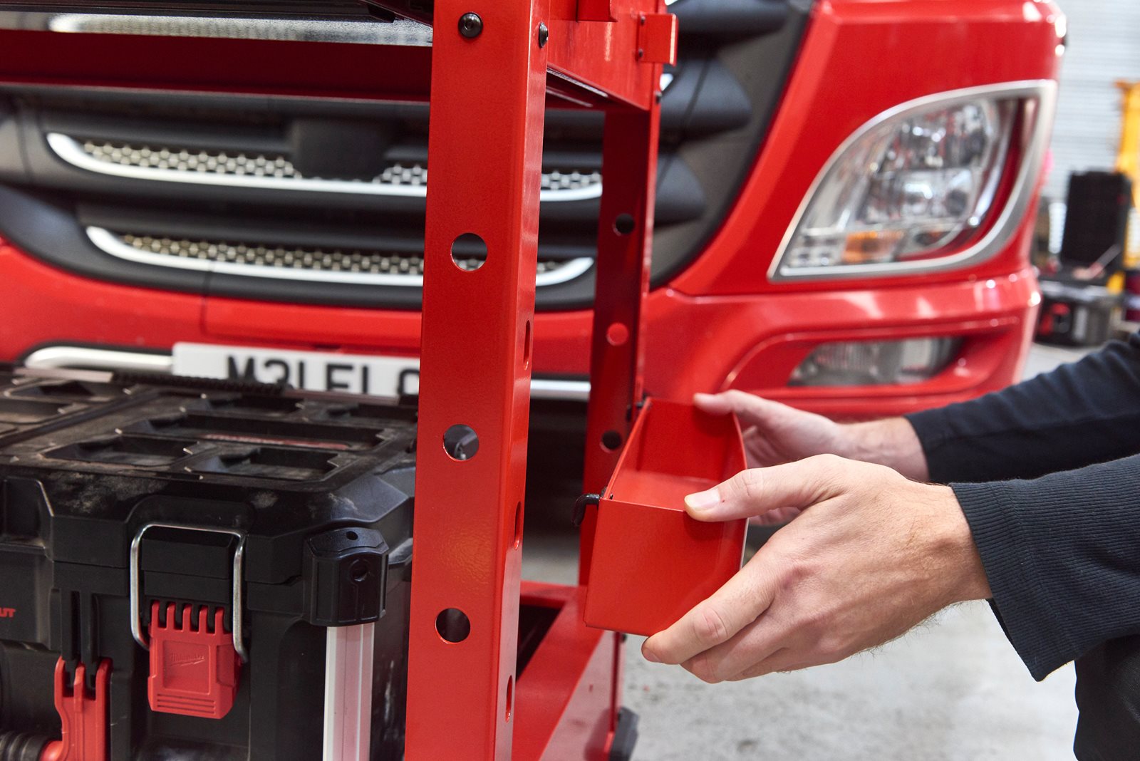 TOOLGUARD Cărucior mobil de scule, metalic 102 cm Milwaukee SWC40-1 - in utilizare 12