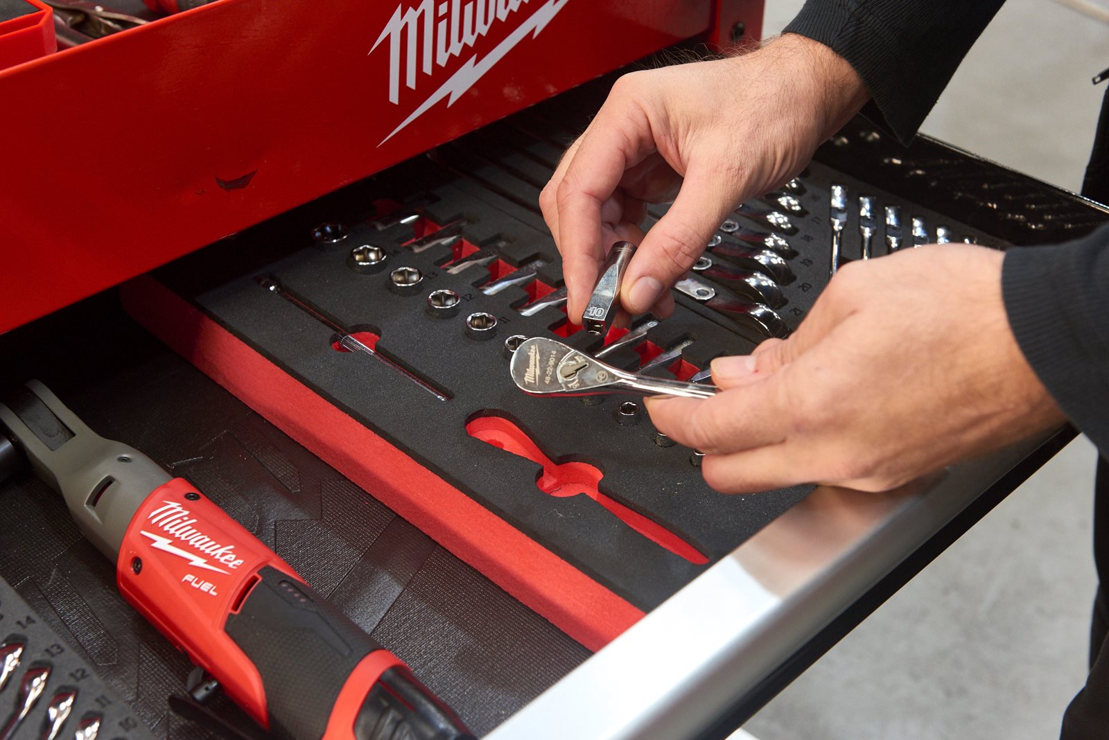 TOOLGUARD Cărucior mobil de scule, metalic 102 cm Milwaukee SWC40-1 - in utilizare 14