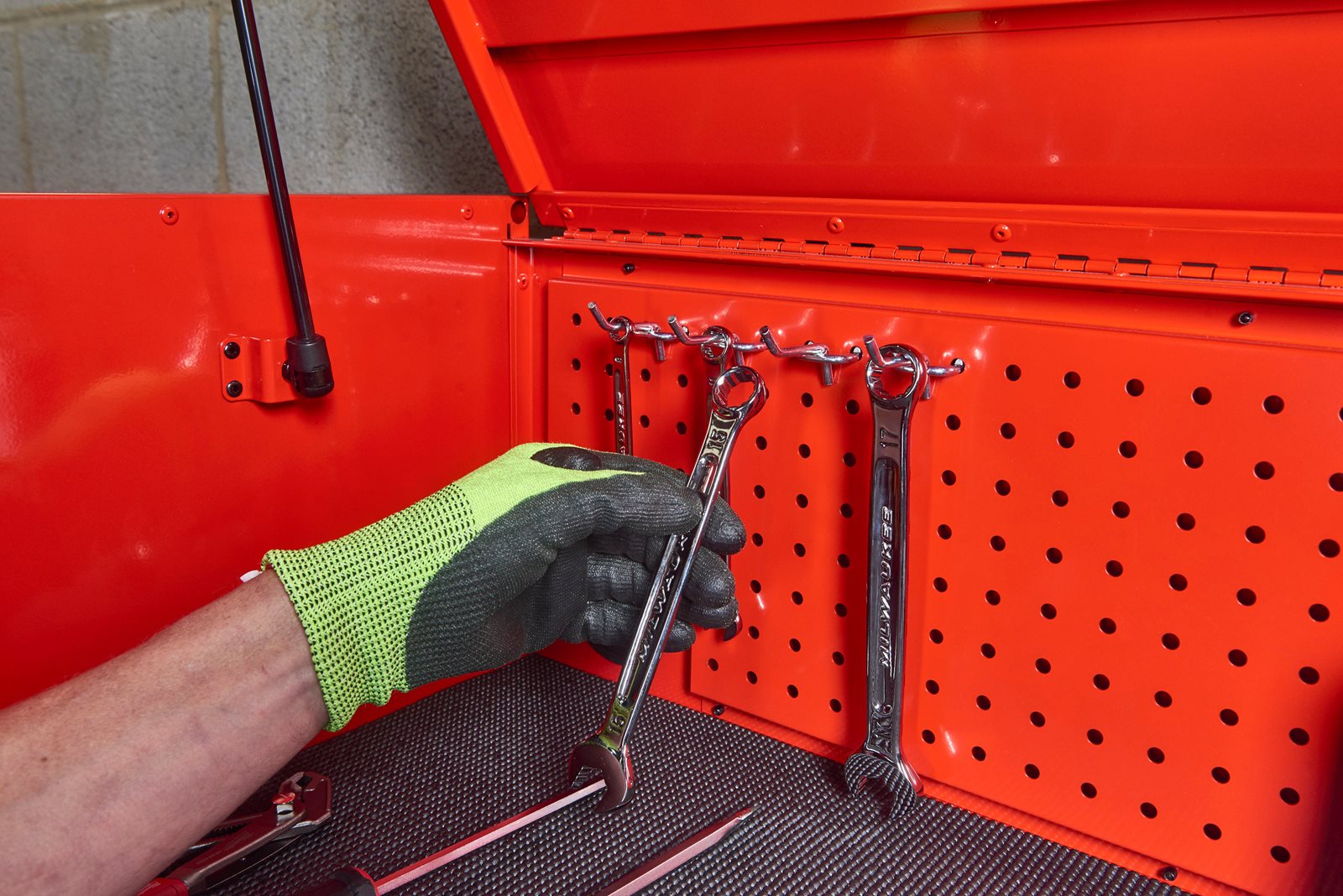 TOOLGUARD Cărucior mobil de scule, metalic 102 cm Milwaukee SWC40-1 - in utilizare 3