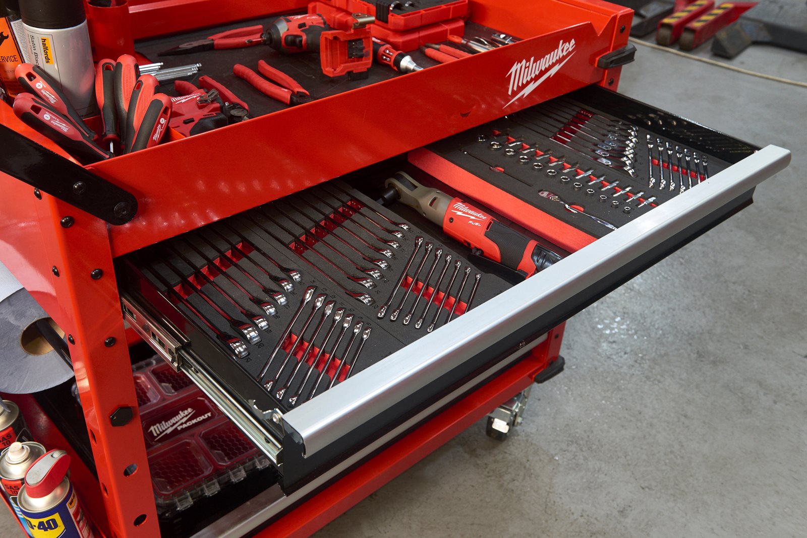 TOOLGUARD Cărucior mobil de scule, metalic 102 cm Milwaukee SWC40-1 - in utilizare 4