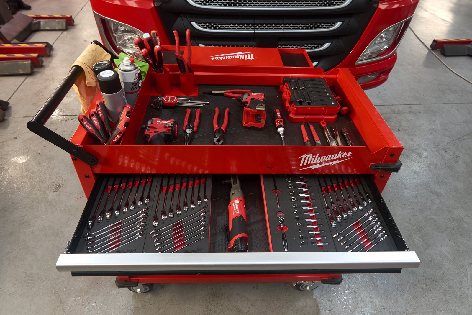 TOOLGUARD Cărucior mobil de scule, metalic 102 cm Milwaukee SWC40-1 - in utilizare 5