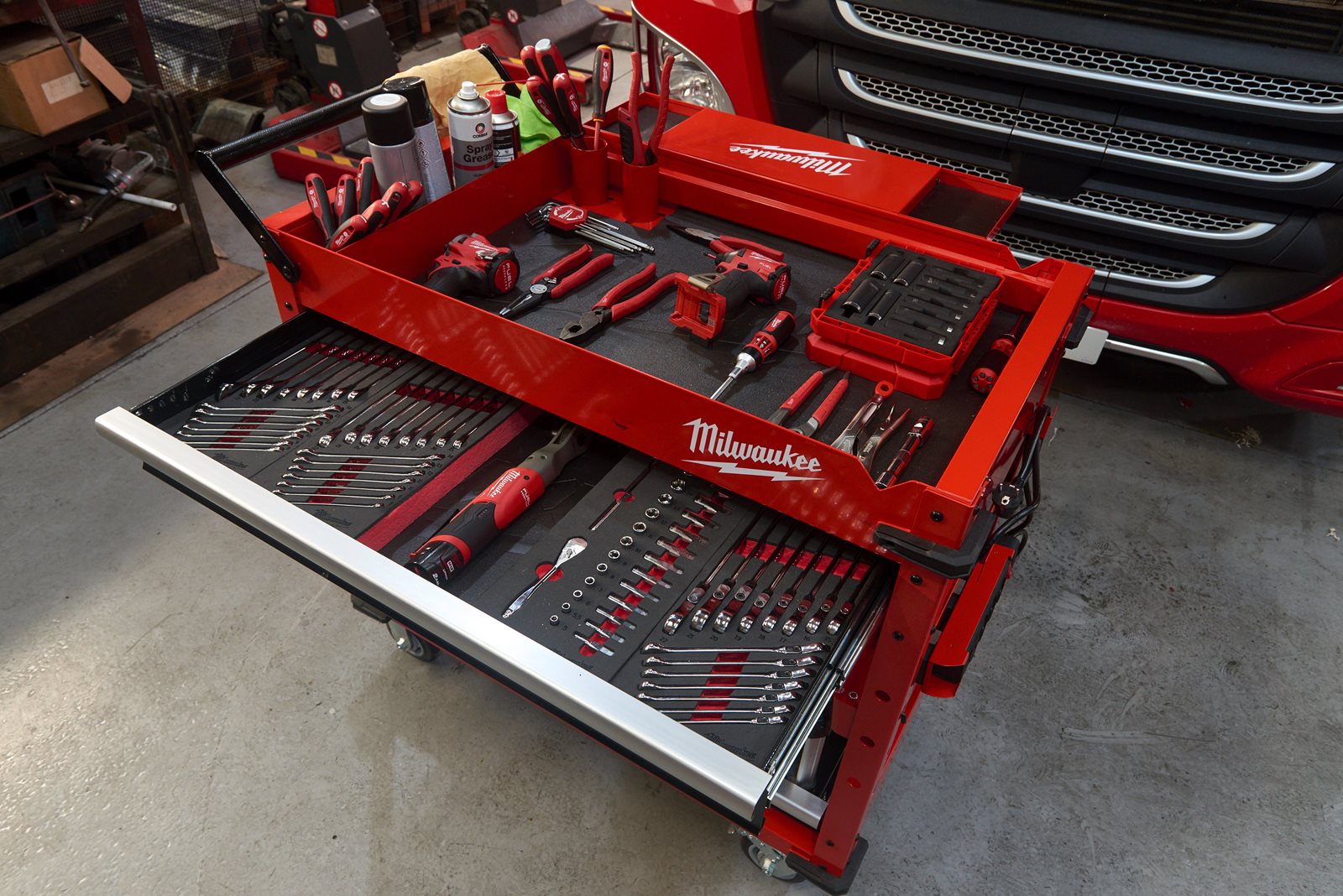 TOOLGUARD Cărucior mobil de scule, metalic 102 cm Milwaukee SWC40-1 - in utilizare 6