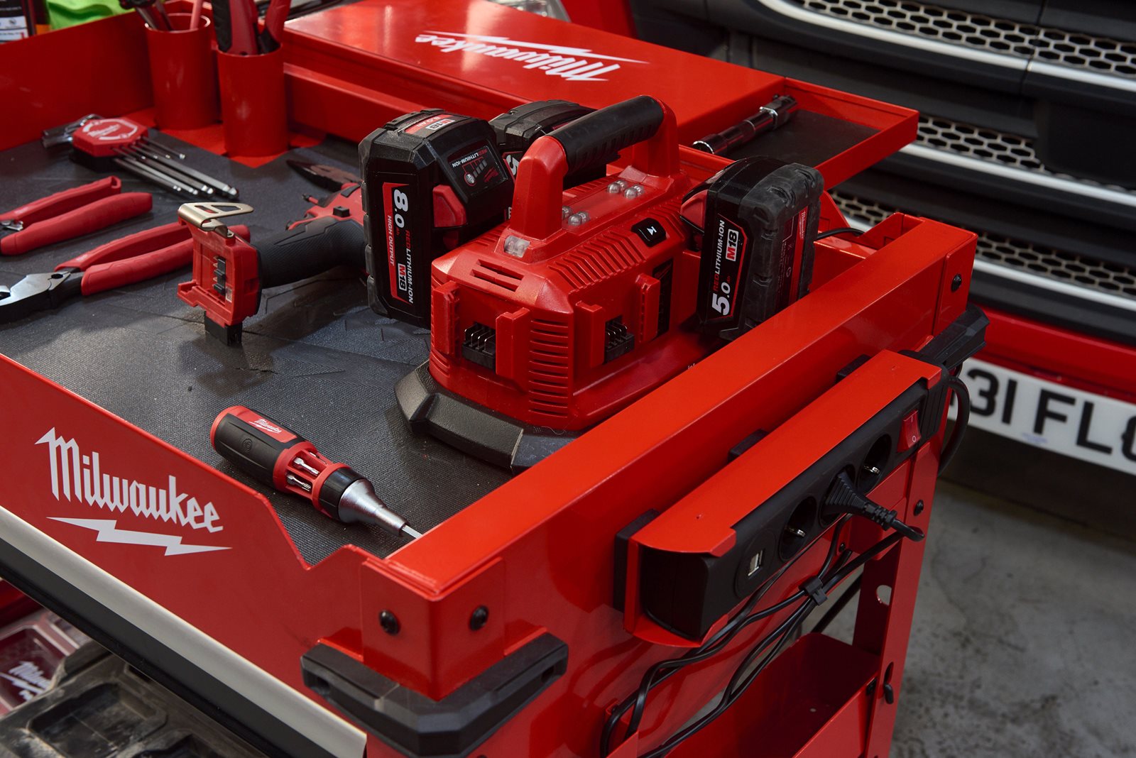 TOOLGUARD Cărucior mobil de scule, metalic 102 cm Milwaukee SWC40-1 - in utilizare 7