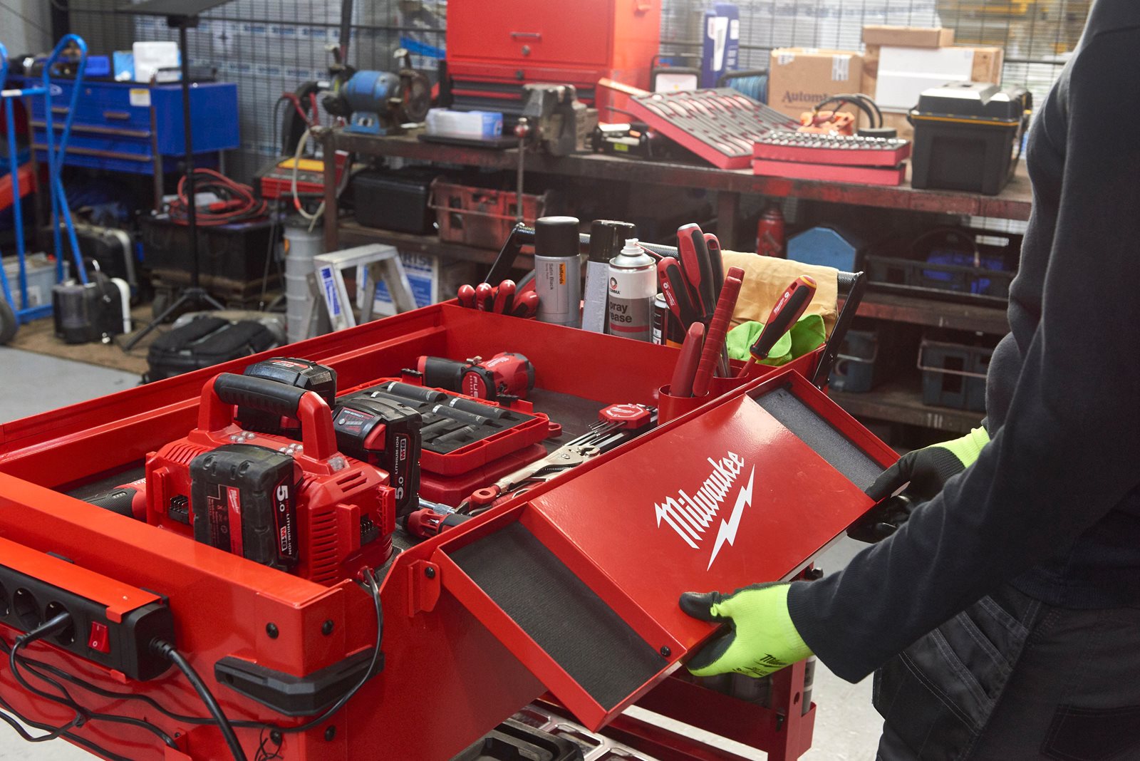 TOOLGUARD Cărucior mobil de scule, metalic 102 cm Milwaukee SWC40-1 - in utilizare 9
