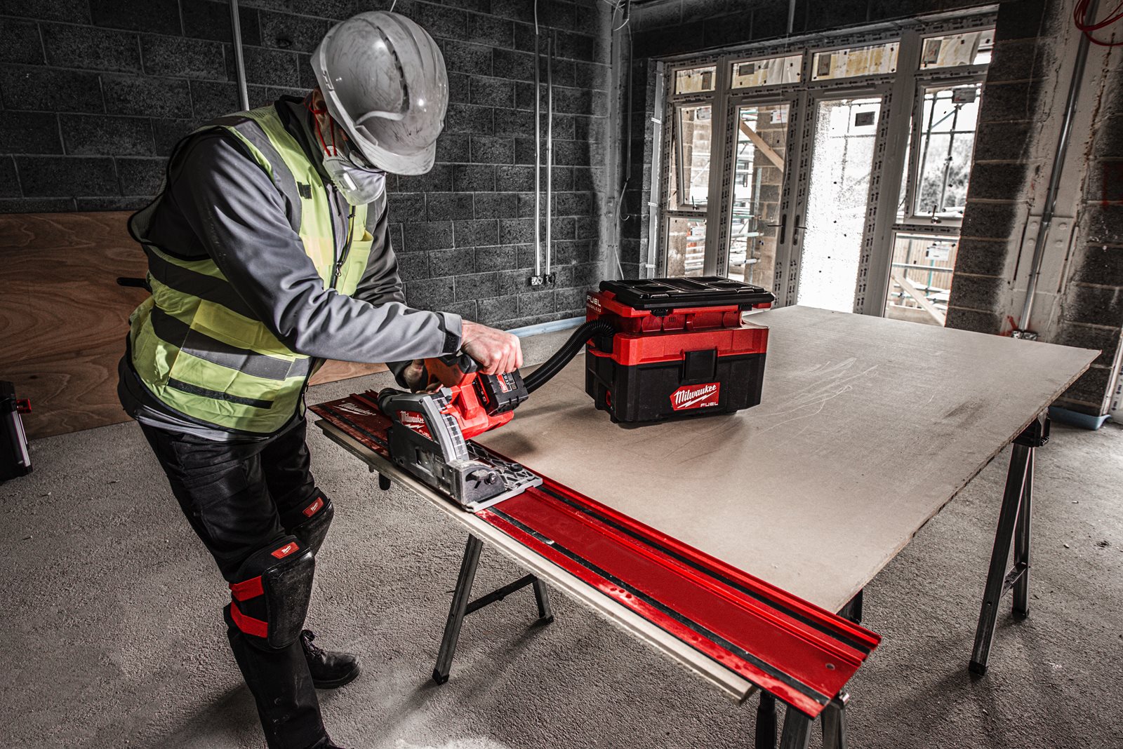 Șină de ghidare din aluminiu de 1.4 m Milwaukee GR 1400 - in utilizare 1