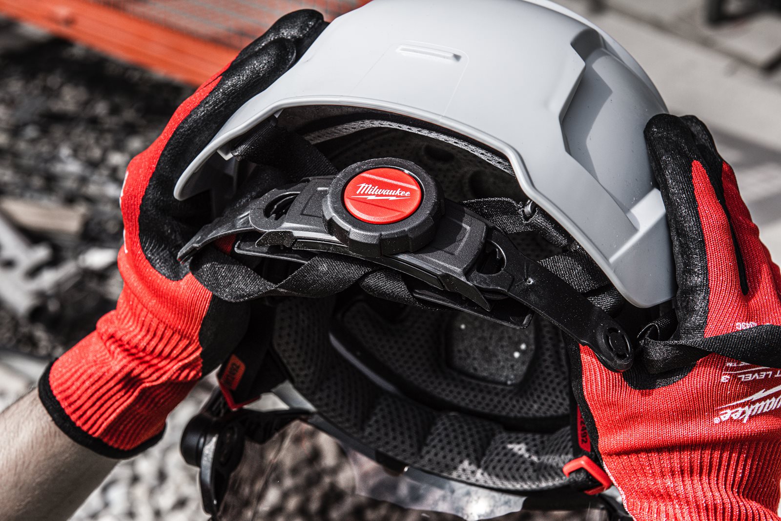 Cască de protecție BOLT200 Ventilată Milwaukee 4932478141 - in utilizare 5