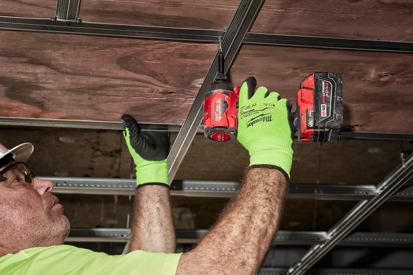 Mănuși de înaltă vizibilitate - nivel de tăiere C 1pc Milwaukee 4932478131 - in utilizare 2