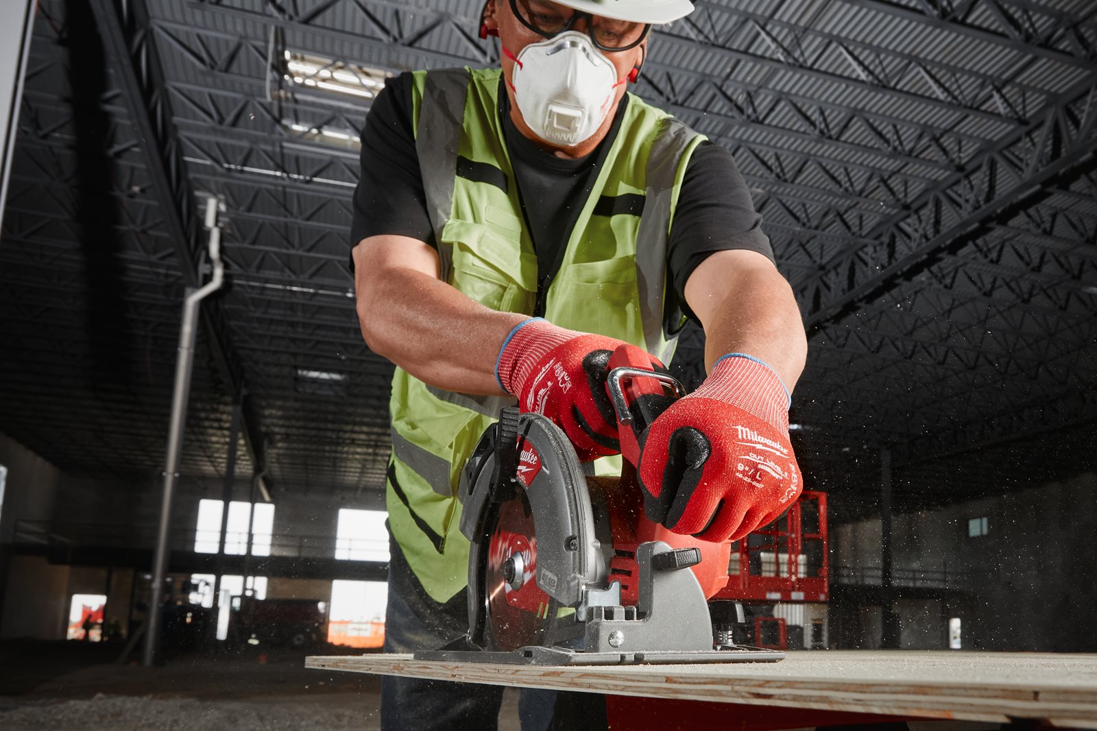 Mănuși rezistente la tăiere - B 1pc Milwaukee 4932479906 - in utilizare 3