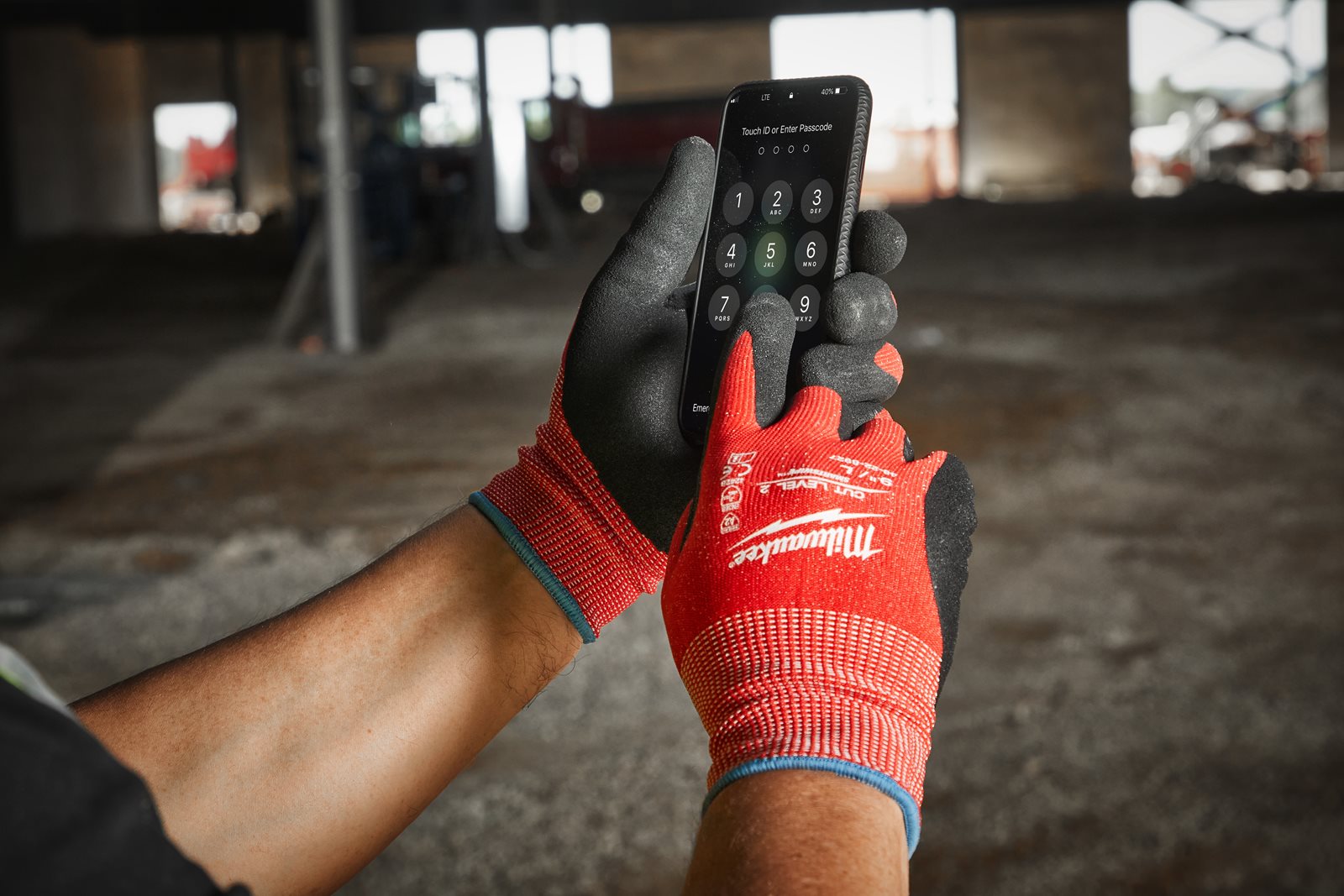 Mănuși rezistente la tăiere - B 1pc Milwaukee 4932479906 - in utilizare 4