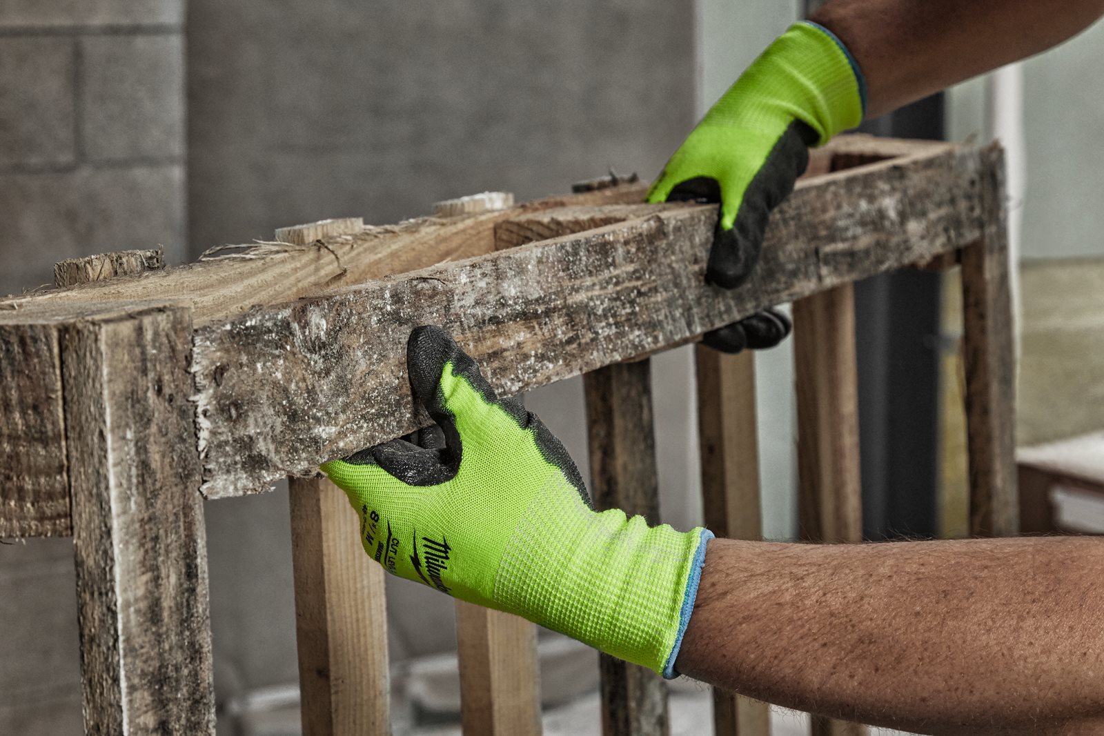 Mănuși de înaltă vizibilitate - nivel de tăiere B 1pc Milwaukee 4932479921 - in utilizare 1