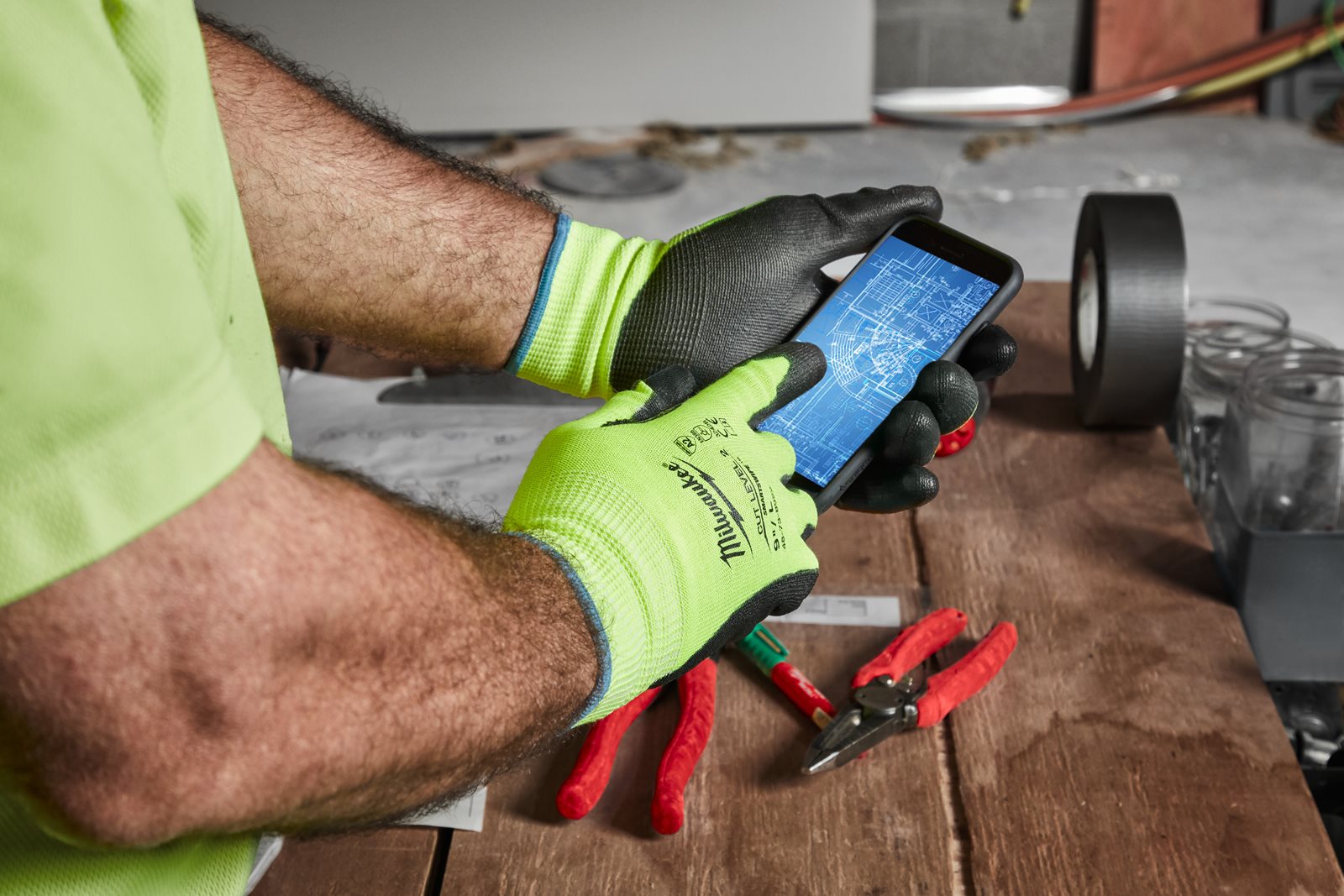 Mănuși de înaltă vizibilitate - nivel de tăiere B 1pc Milwaukee 4932479921 - in utilizare 2