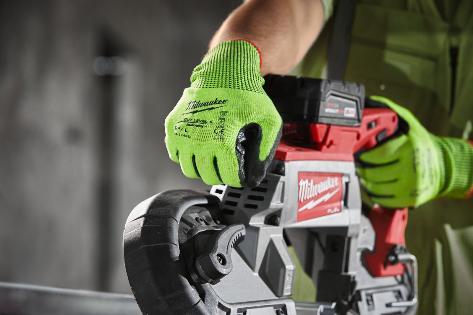 Mănuși de înaltă vizibilitate - nivel de tăiere E 1pc Milwaukee 4932479931 - in utilizare 1