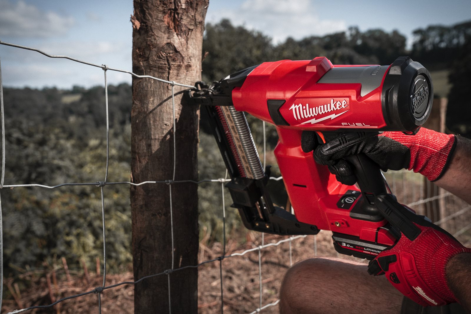 Capse pentru gard 40mm Milwaukee - in utilizare 3