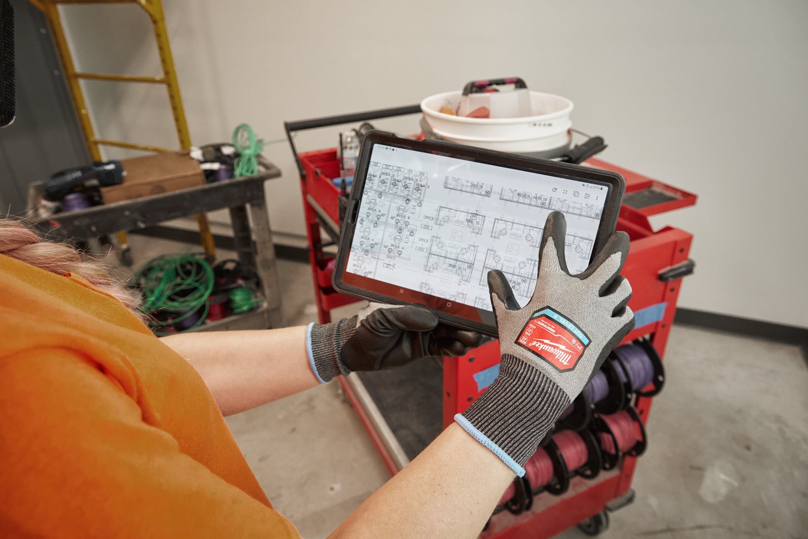 Mănuși cu înaltă dexteritate - nivel de tăiere B 1pc Milwaukee 4932480491 - in utilizare 1