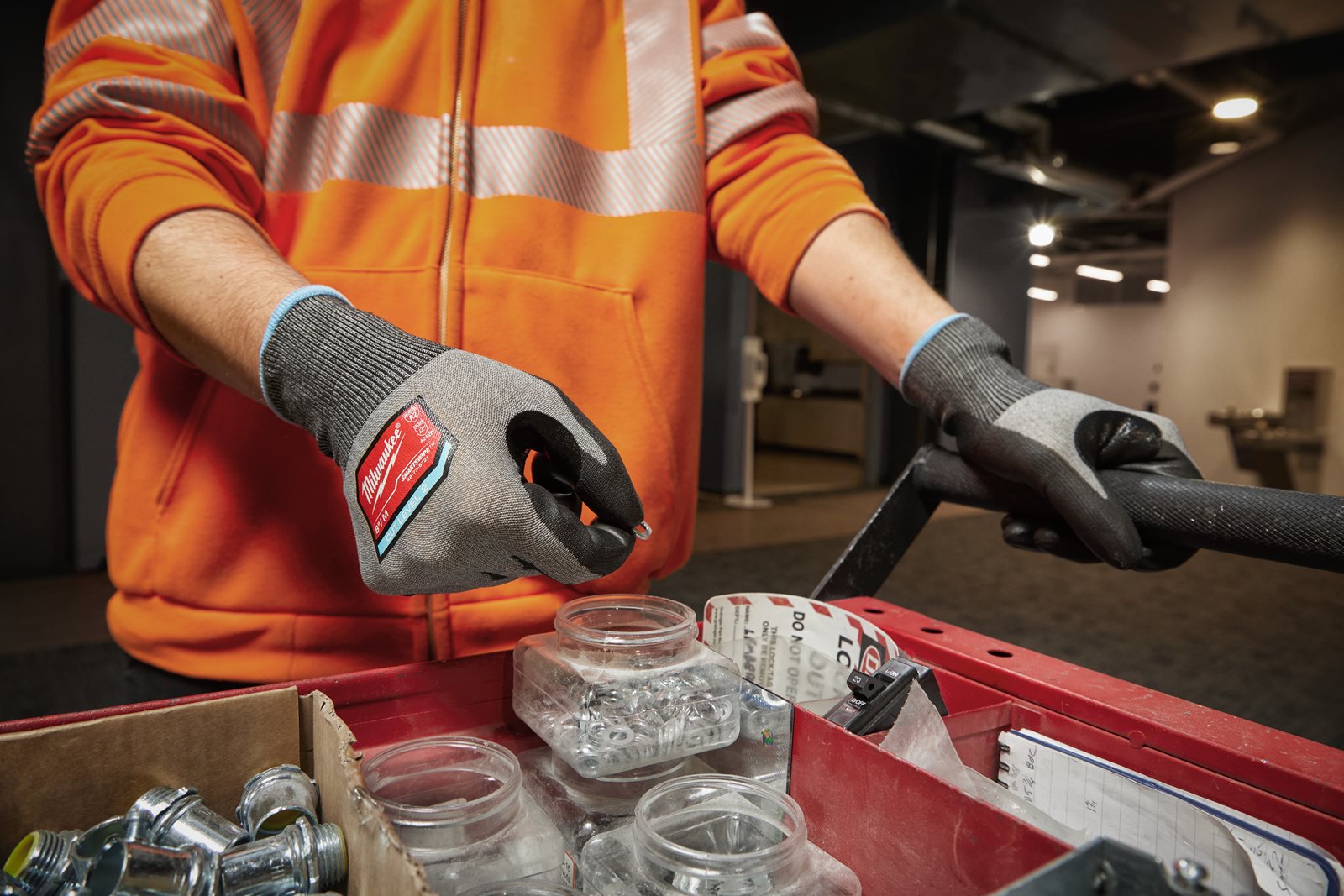 Mănuși cu înaltă dexteritate - nivel de tăiere B 1pc Milwaukee 4932480491 - in utilizare 2