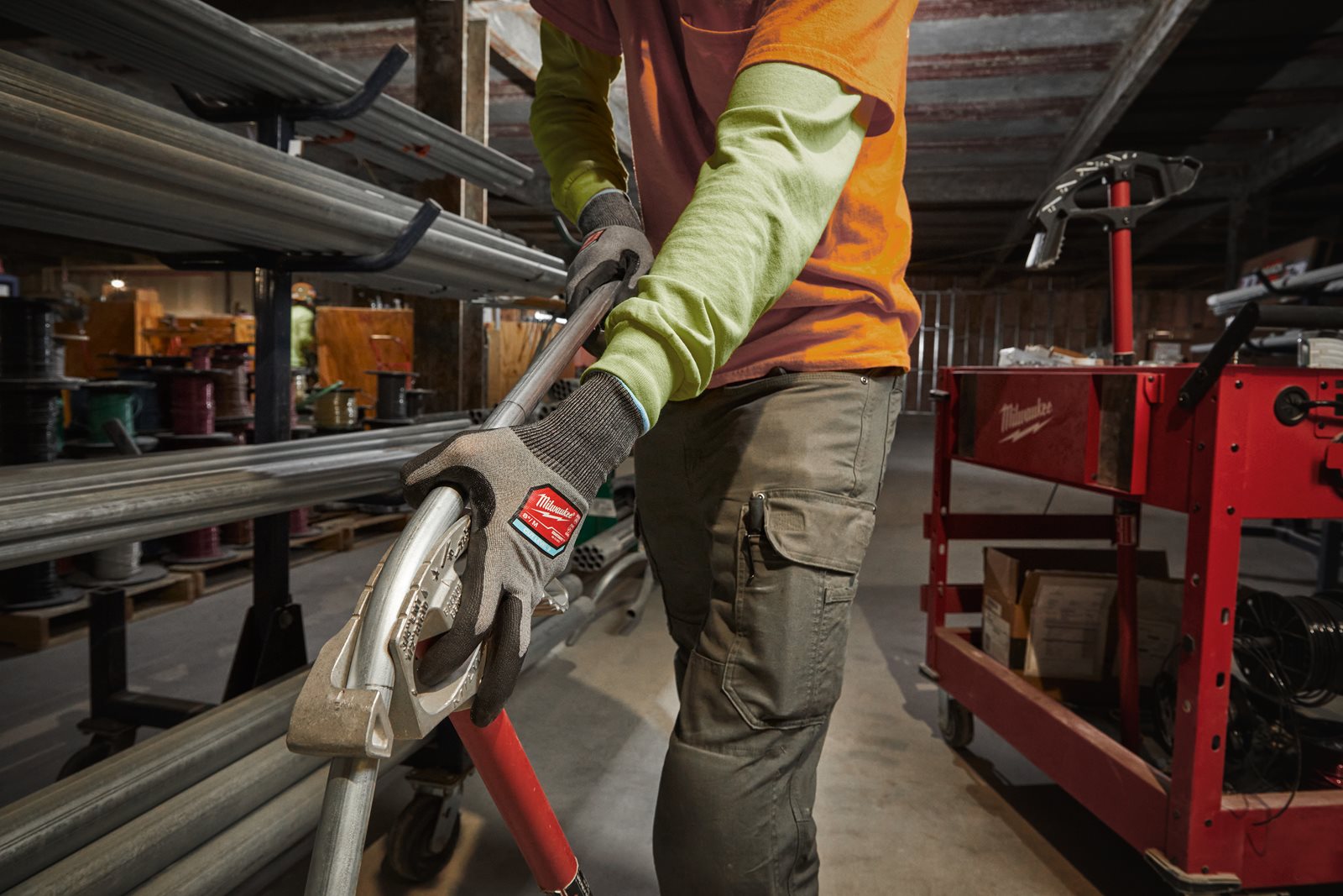 Mănuși cu înaltă dexteritate - nivel de tăiere B 1pc Milwaukee 4932480491 - in utilizare 3