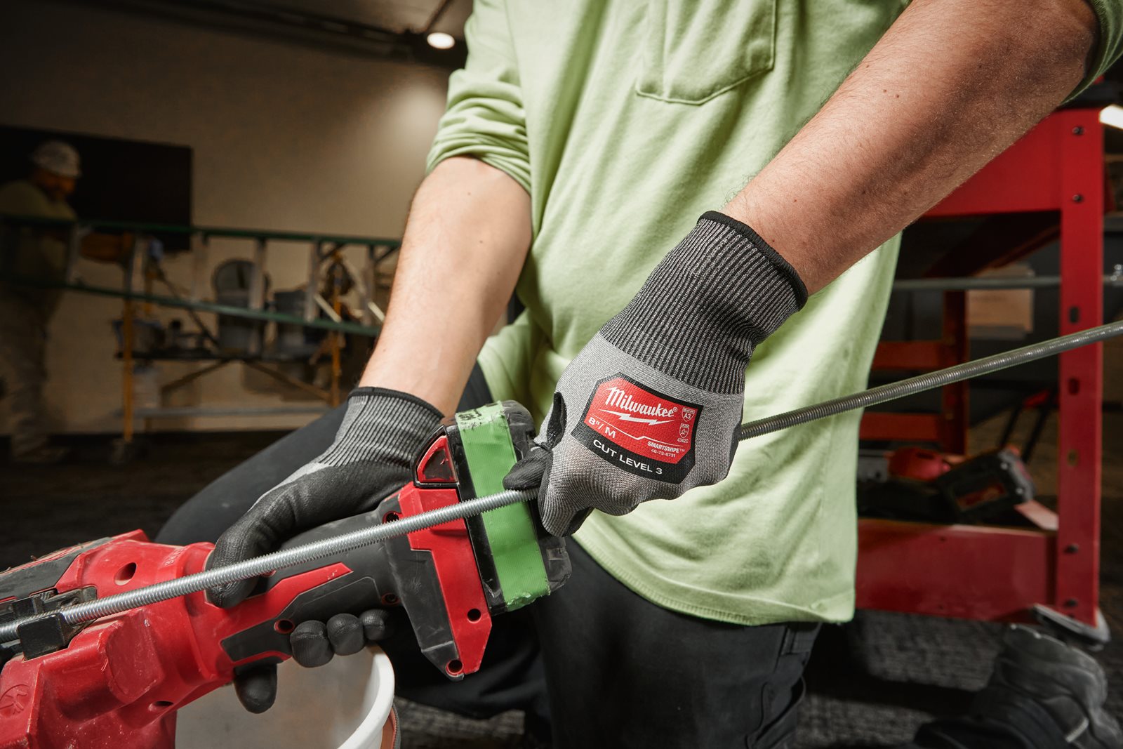 Mănuși cu înaltă dexteritate - nivel de tăiere C 1pc Milwaukee 4932480496 - in utilizare 2