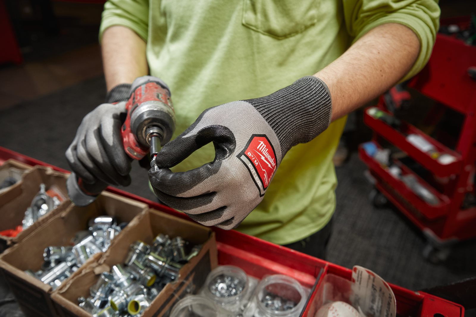 Mănuși cu înaltă dexteritate - nivel de tăiere D 1pc Milwaukee 4932480501 - in utilizare 2