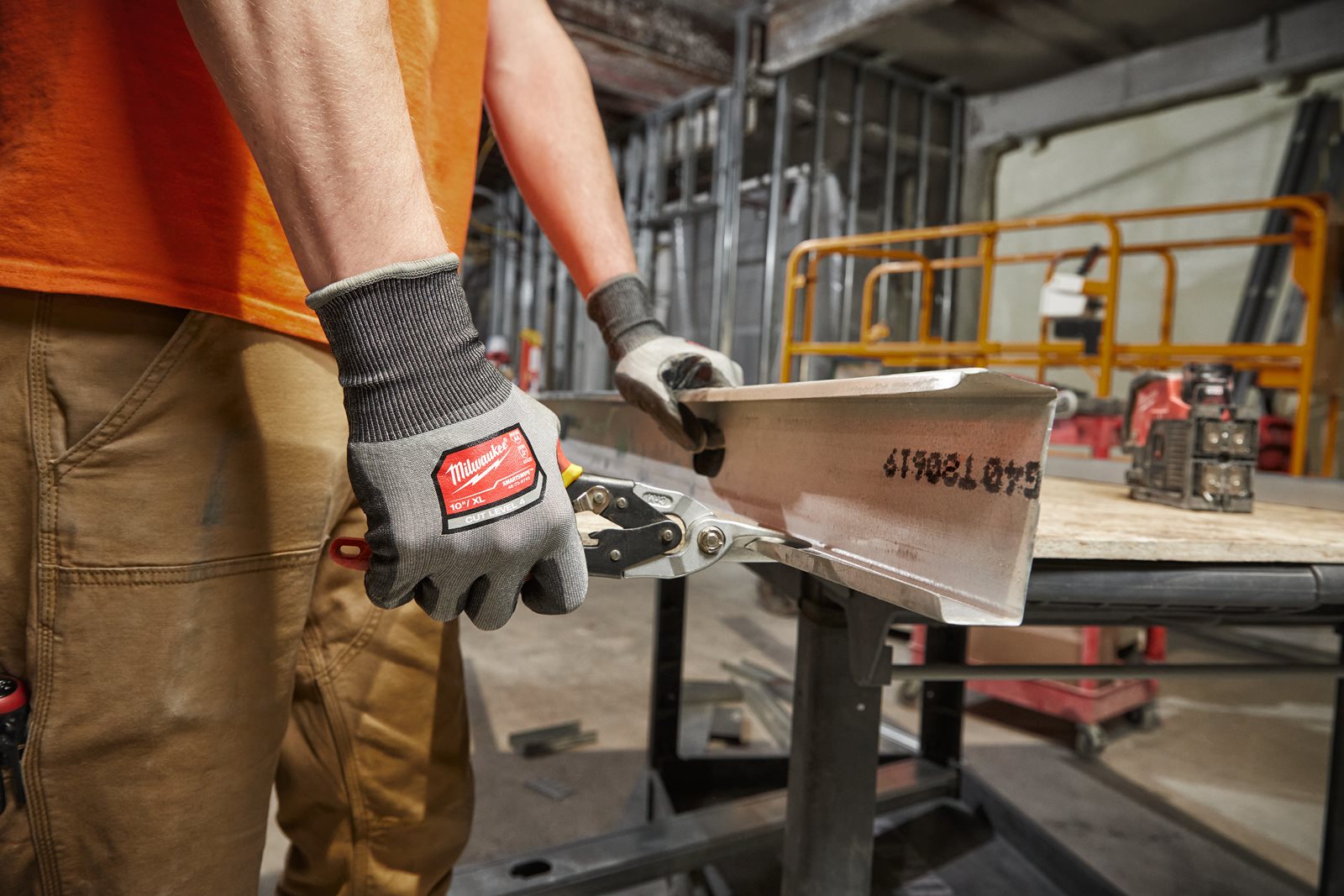 Mănuși cu înaltă dexteritate - nivel de tăiere D 1pc Milwaukee 4932480501 - in utilizare 3