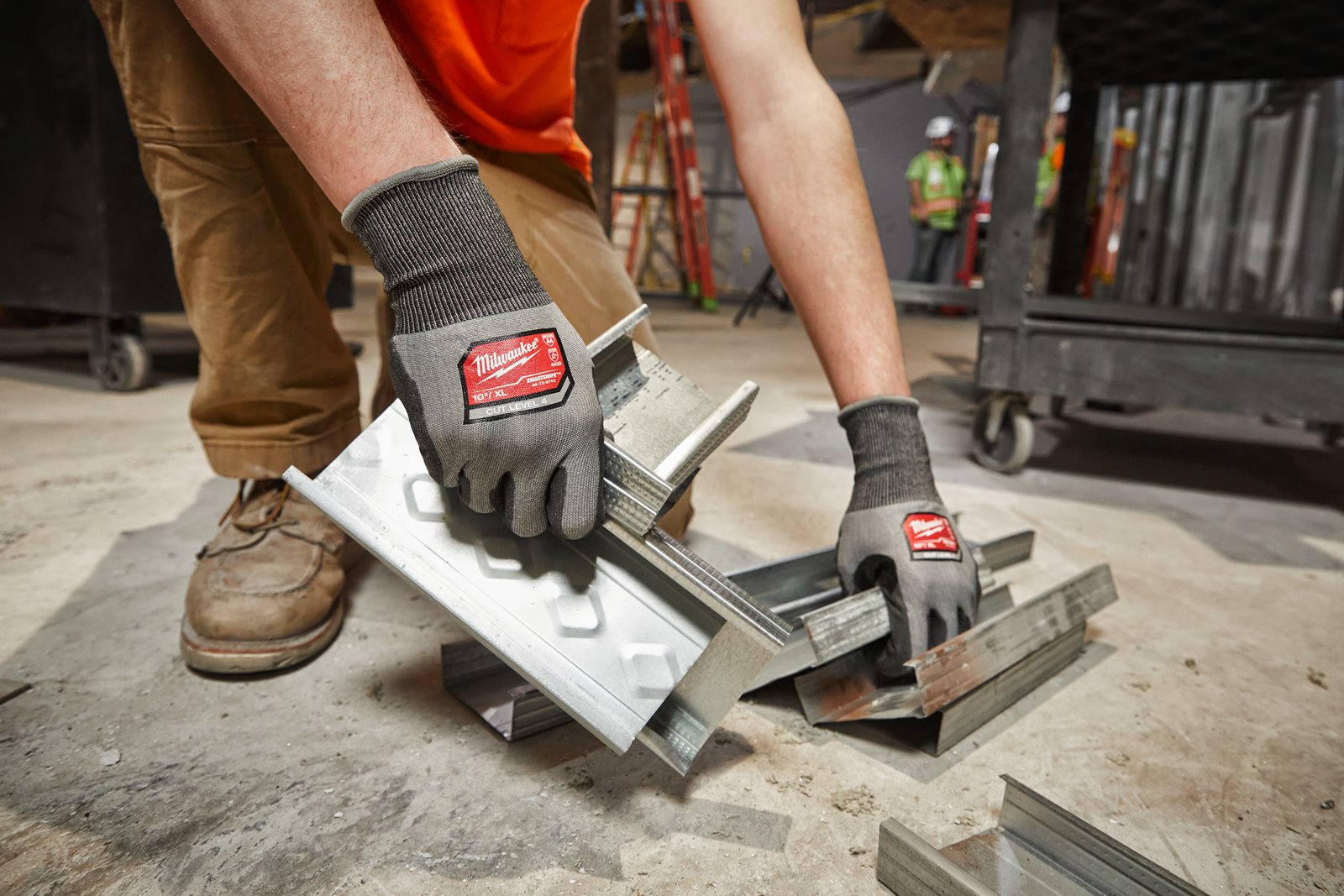 Mănuși cu înaltă dexteritate - nivel de tăiere D 1pc Milwaukee 4932480501 - in utilizare 4