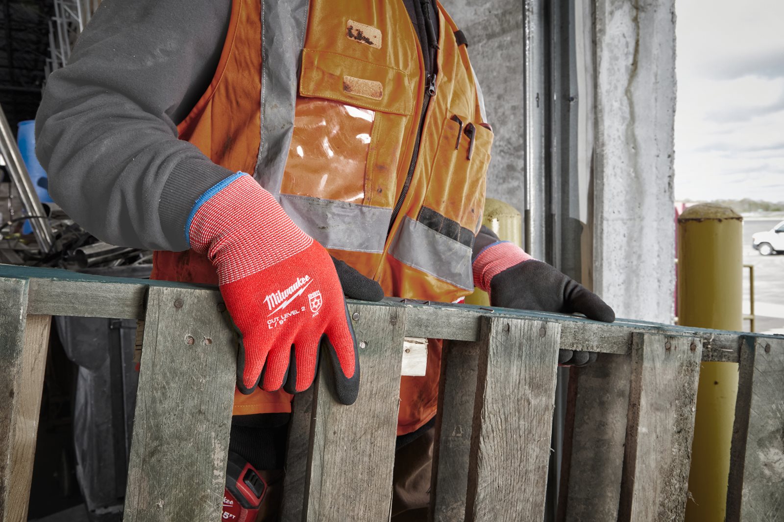 Mănuși iarnă - nivel de tăiere B 1pc Milwaukee 4932480601 - in utilizare 1