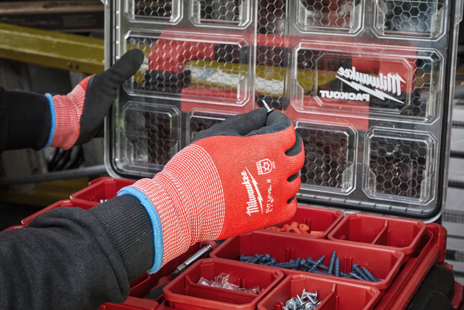 Mănuși iarnă - nivel de tăiere B 1pc Milwaukee 4932480601 - in utilizare 2