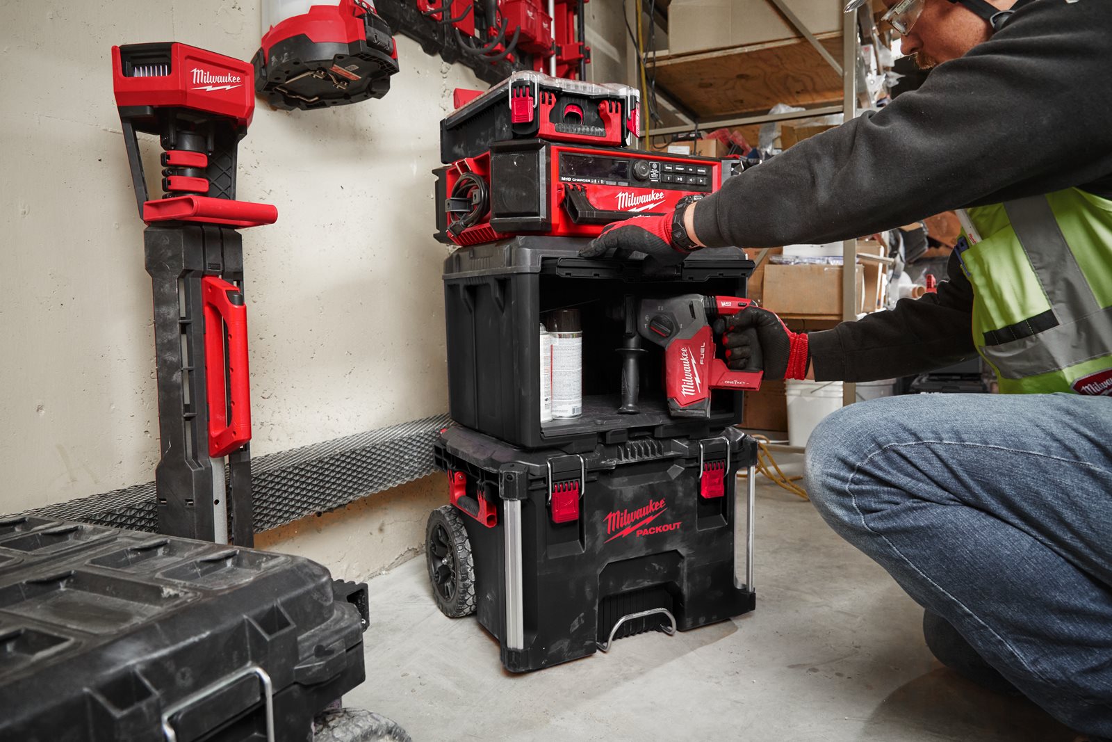 Cutie PACKOUT cu ușă glisantă Milwaukee - in utilizare 1