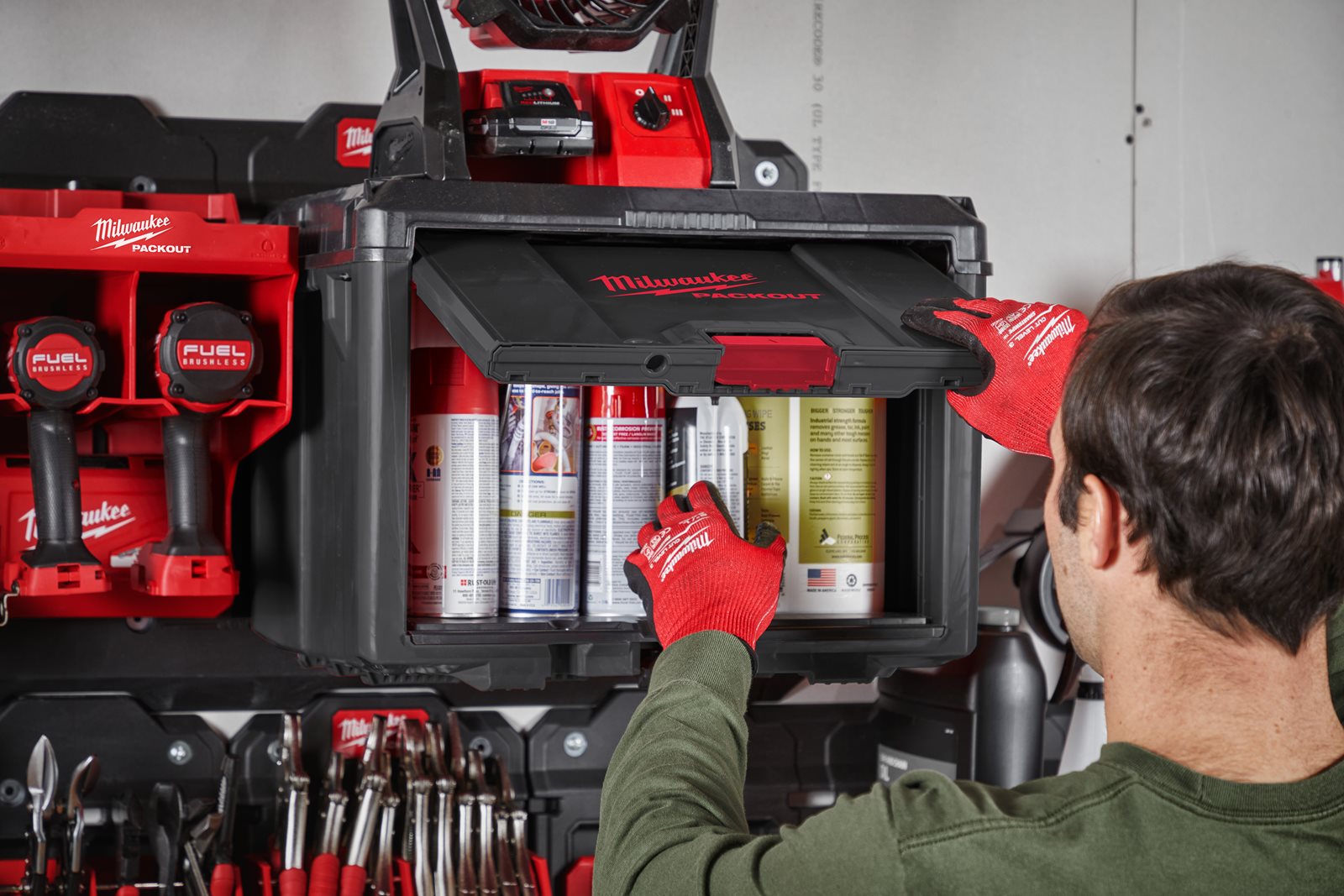 Cutie PACKOUT cu ușă glisantă Milwaukee - in utilizare 2