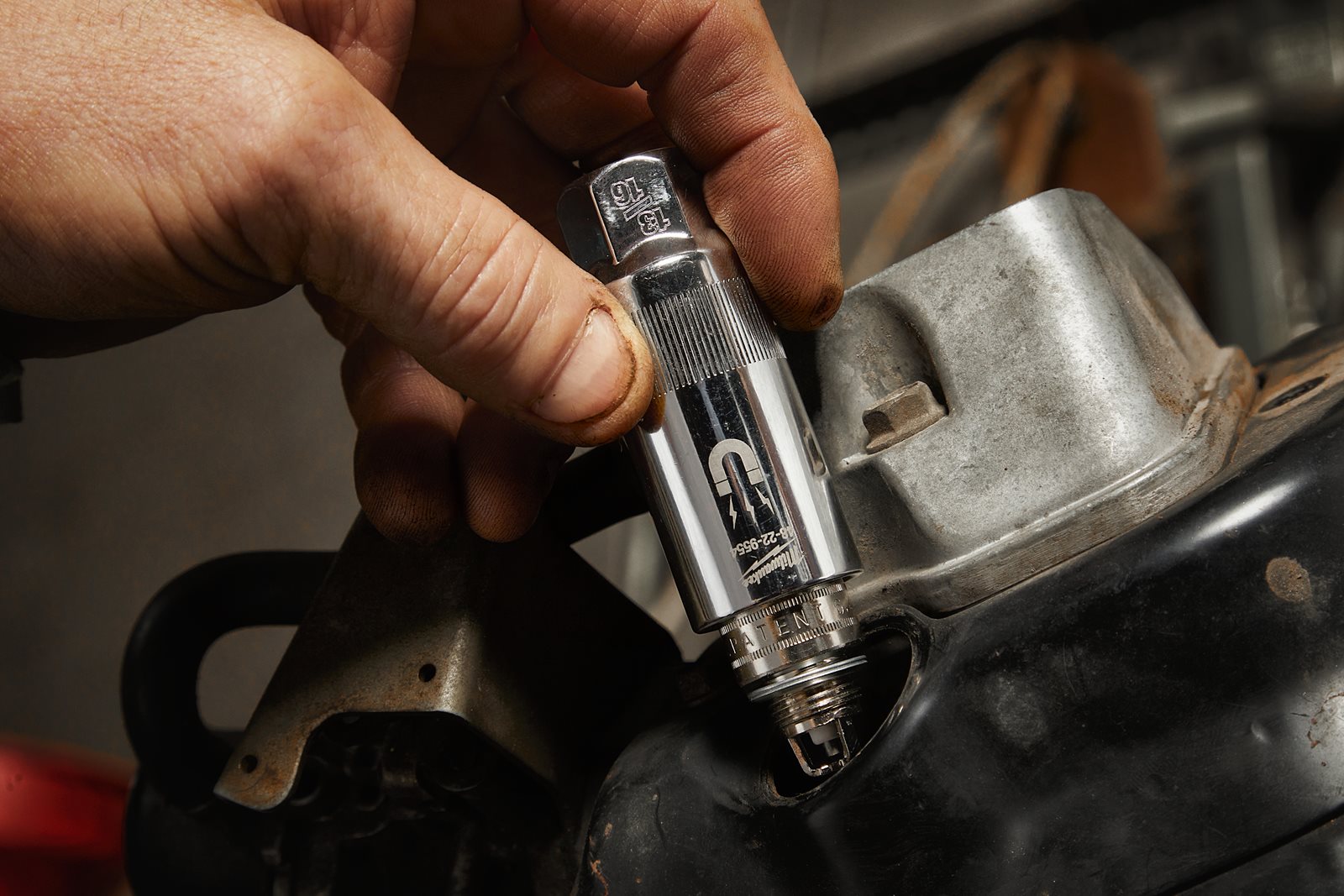 Cheie tubulară 3/8" magnetică pentru bujii 16MM Milwaukee - in utilizare 1