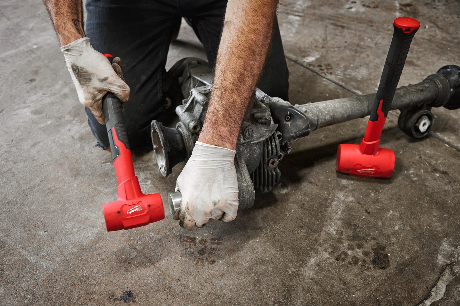 Ciocan cu mâner din fibră de sticlă cu absorbție 790 g Milwaukee - in utilizare 1