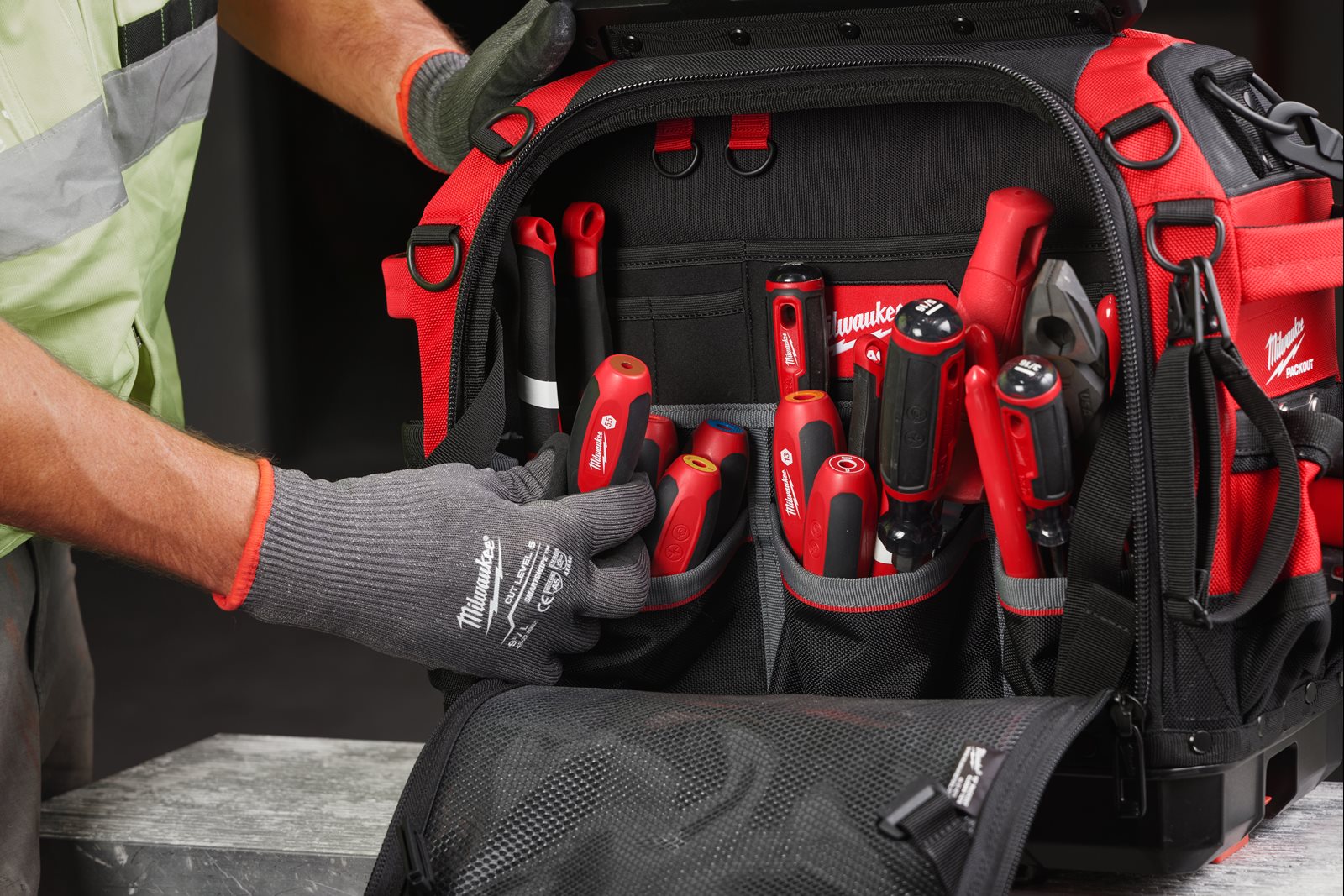Șurubelniță cap hexagonal HOLLOWCORE 5 mm Milwaukee - in utilizare 2
